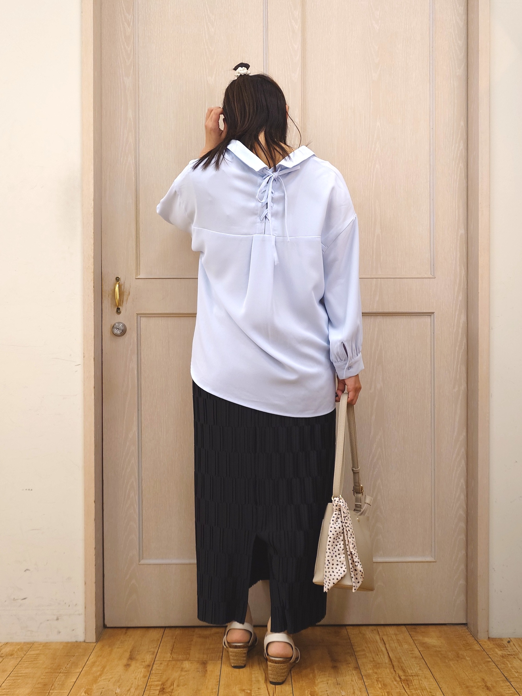 とろろさんの「SHOO･LA･RUE｜【S-LL/洗濯機可】後ろ姿も抜かりなく バックレースアップシャツ」を使ったコーディネート