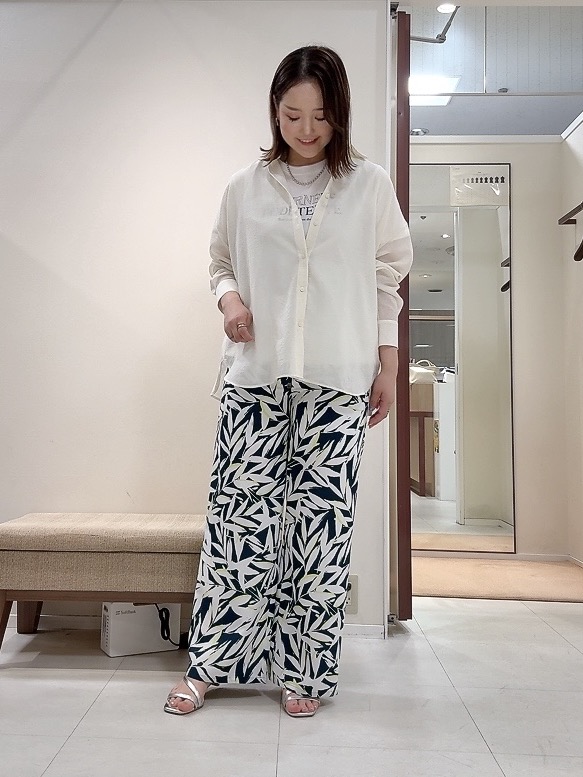 YUIさんの「UNTITLED｜【2WAY/マシンウォッシャブル】カシュクールデザインシャツ」を使ったコーディネート