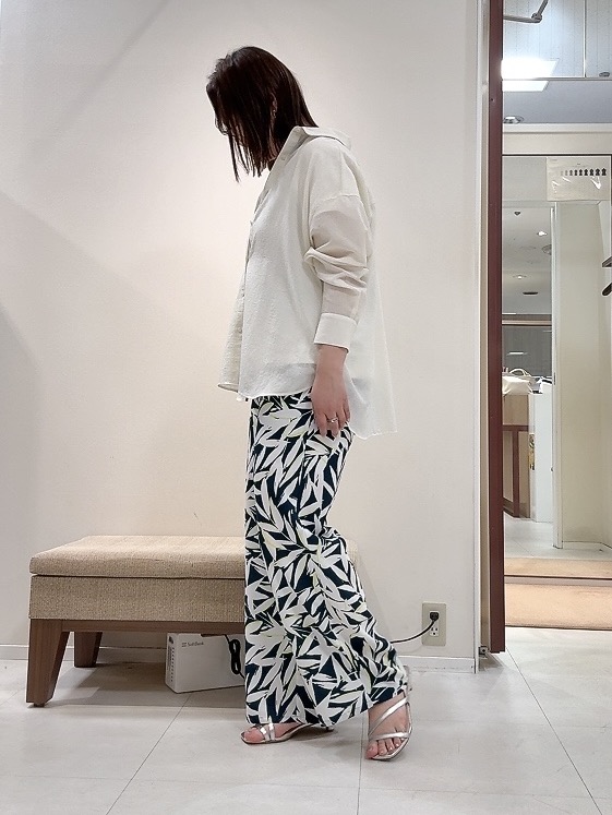 YUIさんの「UNTITLED｜【2WAY/マシンウォッシャブル】カシュクールデザインシャツ」を使ったコーディネート