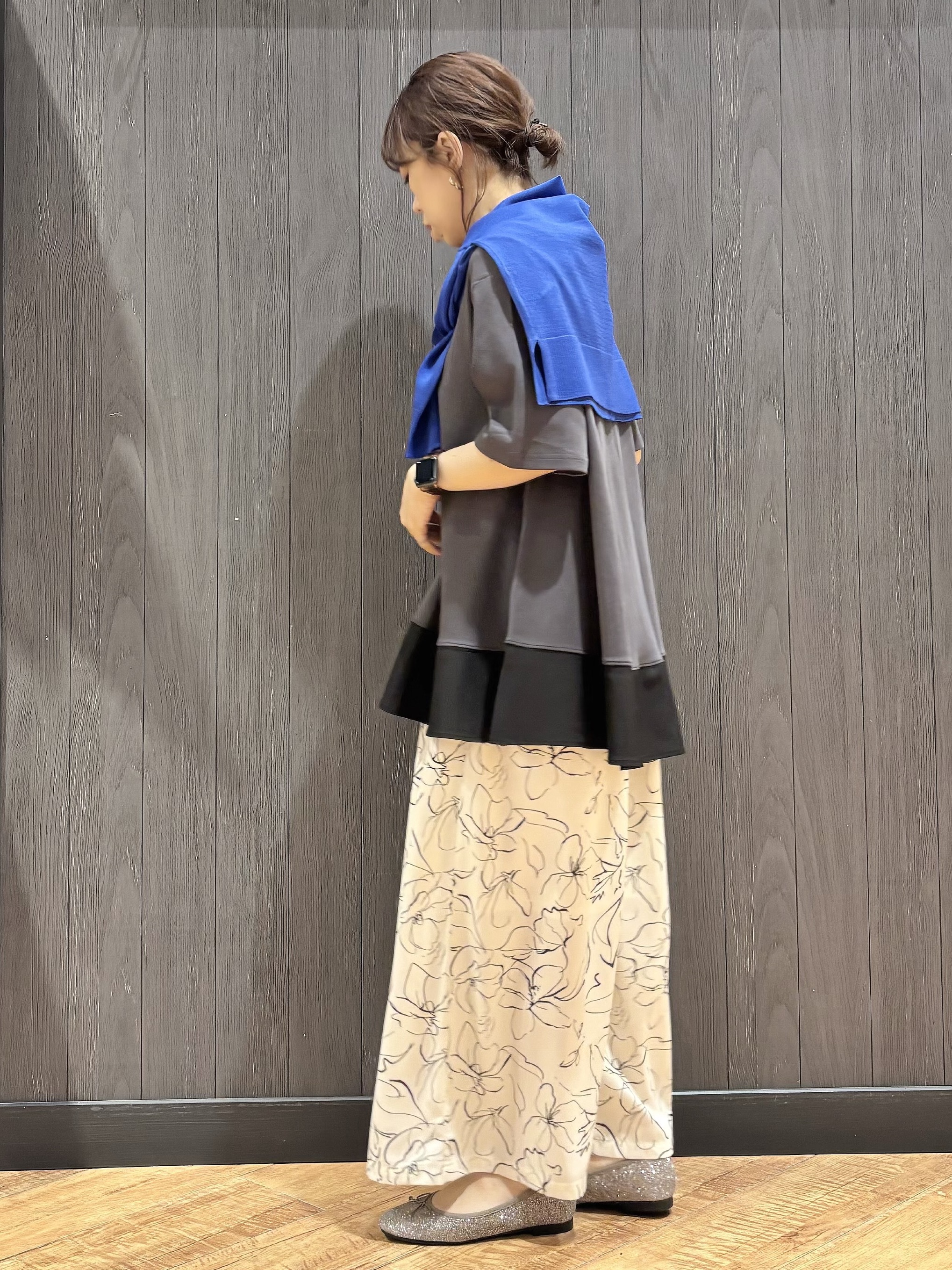 meiさんの「SHOO･LA･RUE｜【洗濯機可/ひんやり/UV】さらっとしたタッチが心地よい ショート丈 Vネックカーディガン」を使ったコーディネート