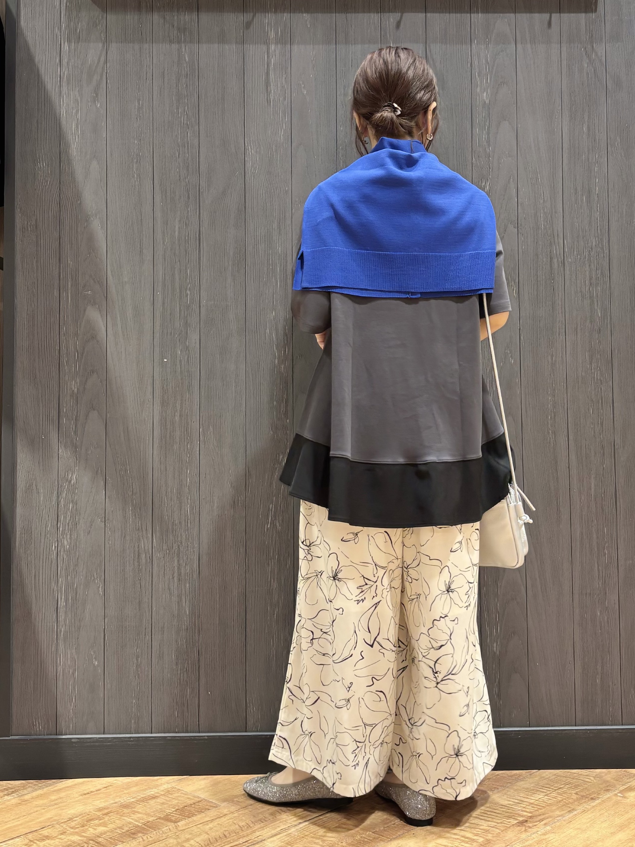 meiさんの「SHOO･LA･RUE｜【洗濯機可/ひんやり/UV】さらっとしたタッチが心地よい ショート丈 Vネックカーディガン」を使ったコーディネート