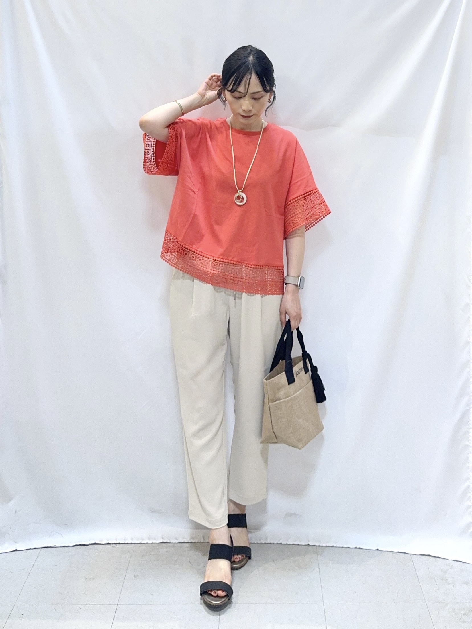 𝐇𝐢𝐫𝐨𝐦𝐢さんの「SHOO･LA･RUE｜【洗濯機可/ひんやり/体型カバー/S-LL】レース使いがポイント デザインTシャツ」を使ったコーディネート