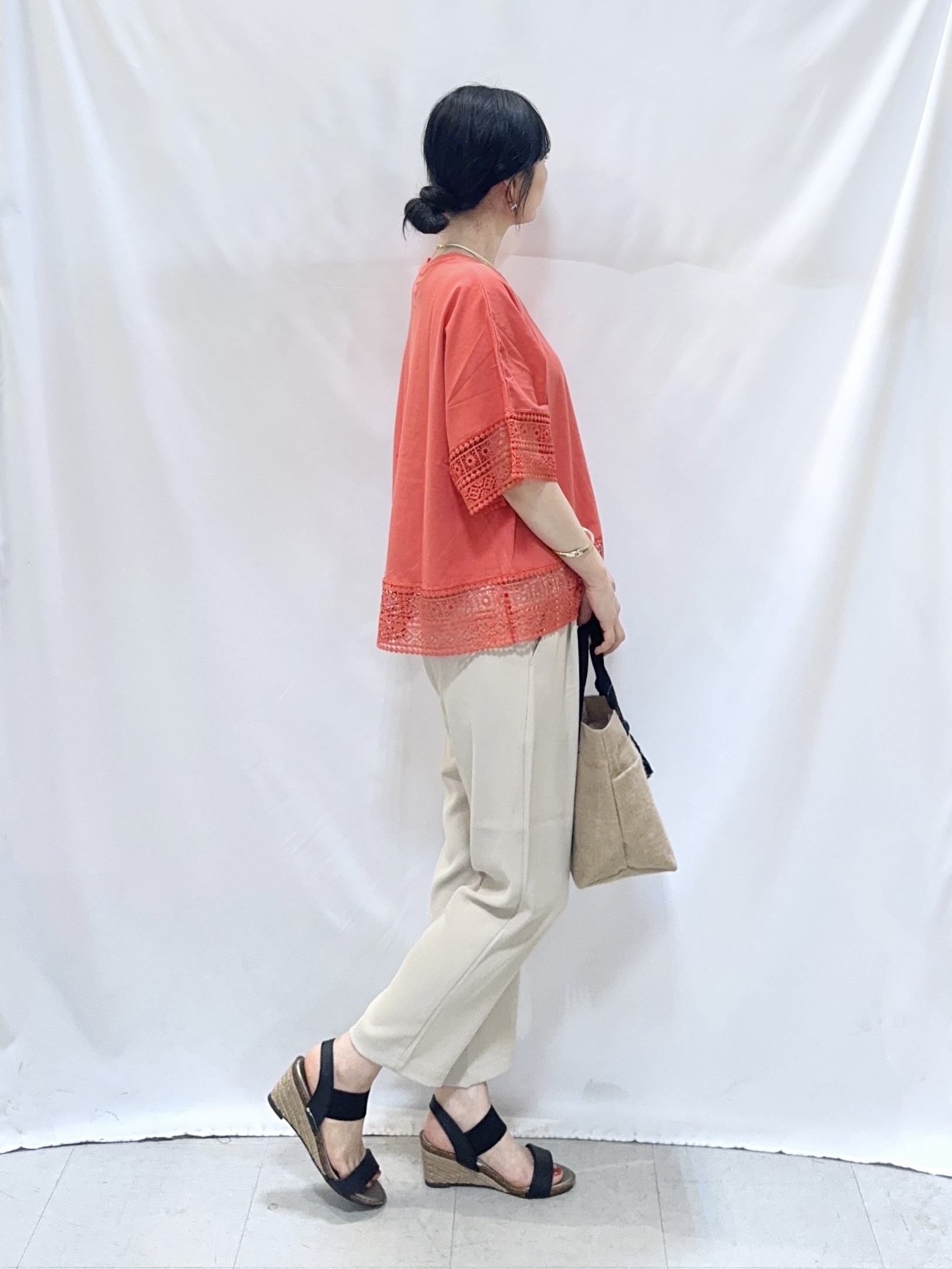 𝐇𝐢𝐫𝐨𝐦𝐢さんの「SHOO･LA･RUE｜【洗濯機可/ひんやり/体型カバー/S-LL】レース使いがポイント デザインTシャツ」を使ったコーディネート