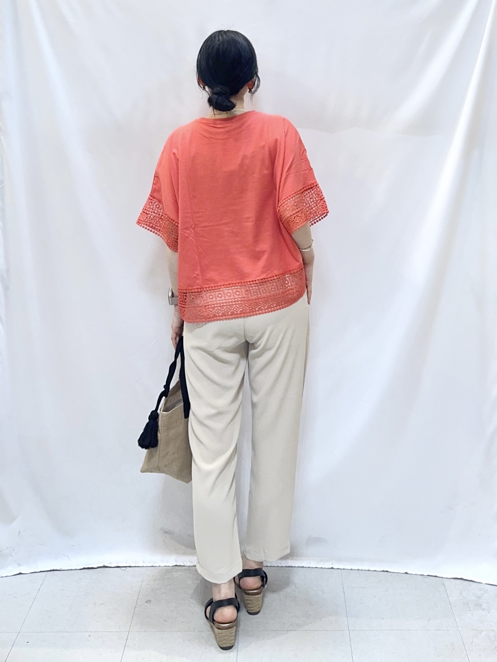𝐇𝐢𝐫𝐨𝐦𝐢さんの「SHOO･LA･RUE｜【洗濯機可/ひんやり/体型カバー/S-LL】レース使いがポイント デザインTシャツ」を使ったコーディネート
