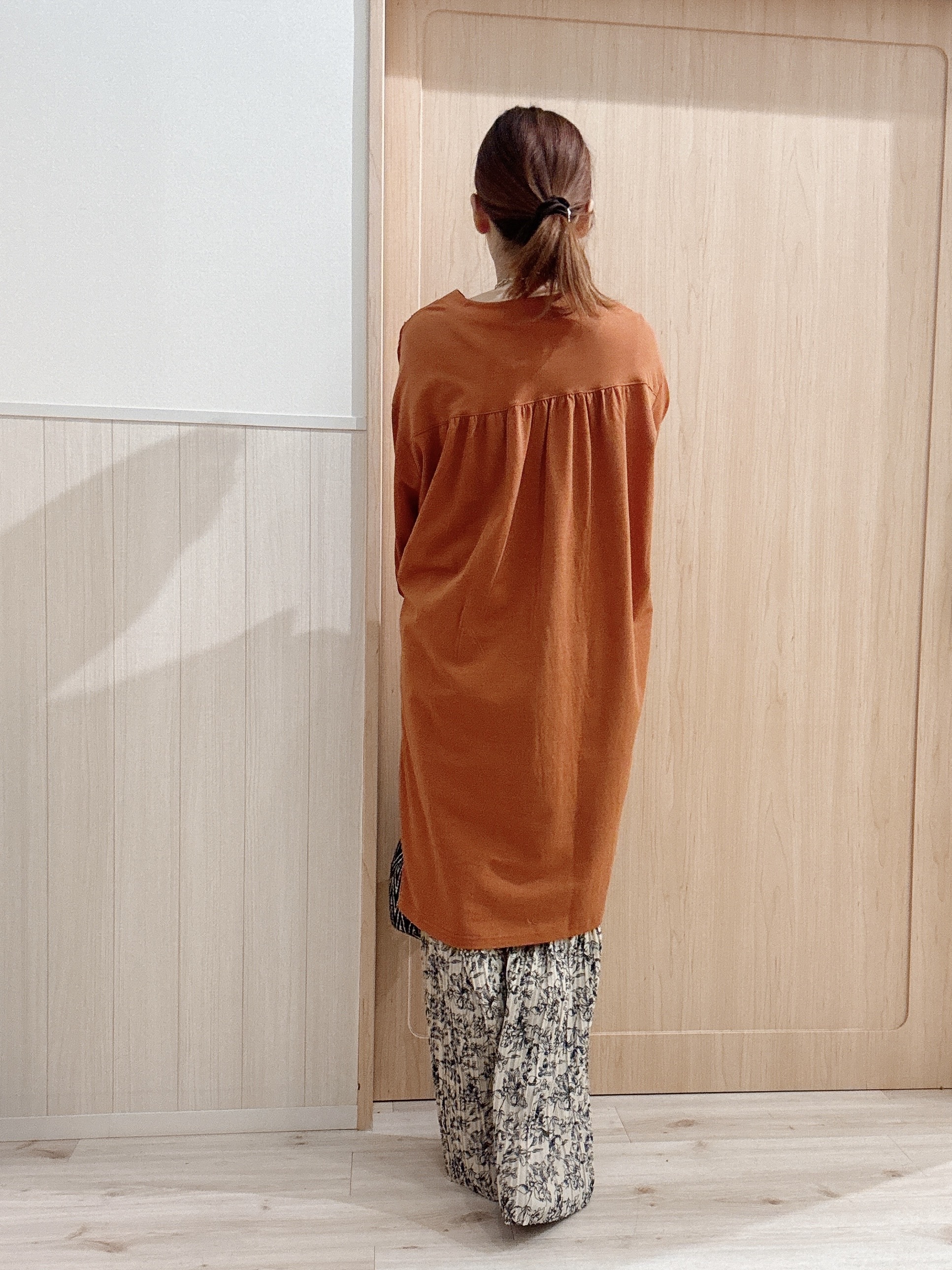 モカさんの「SHOO･LA･RUE｜【洗濯機可/S-LL】1枚でも羽織でも キーネックシャツワンピース」を使ったコーディネート