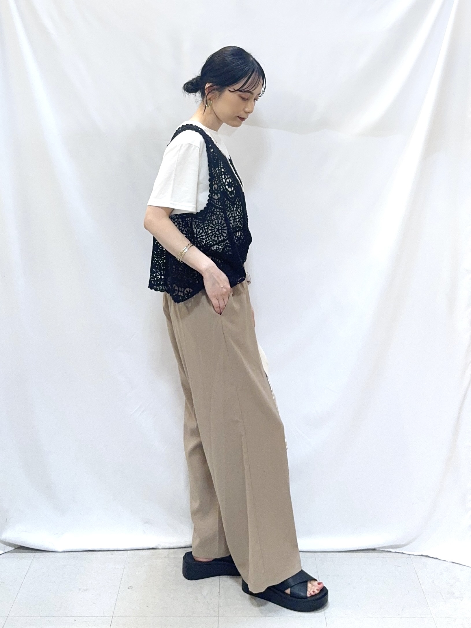𝐇𝐢𝐫𝐨𝐦𝐢さんの「SHOO･LA･RUE｜【2点セット/S-LL】透かしクロシェ編みベスト＋ロゴT 大人の涼やかセット」を使ったコーディネート