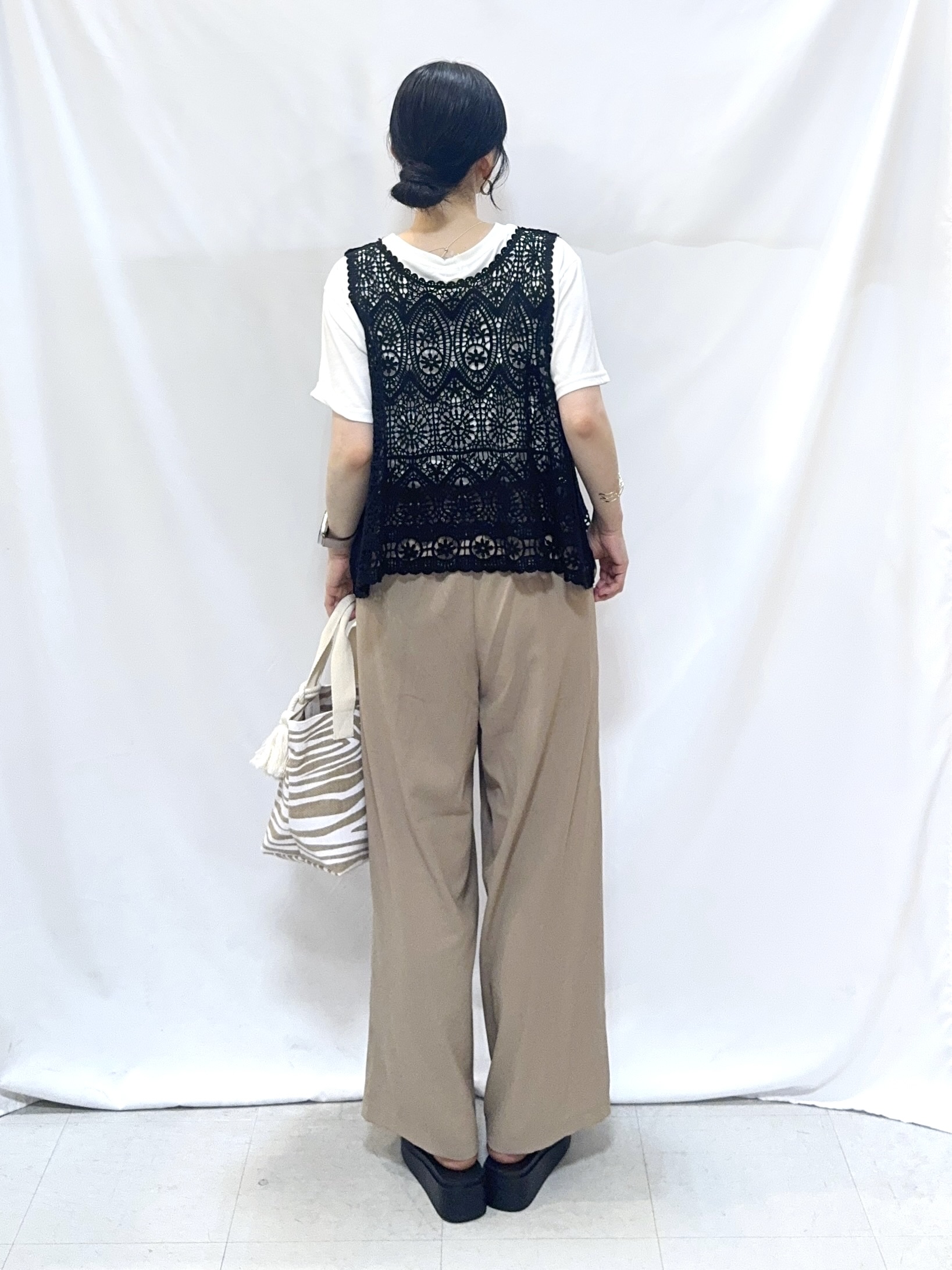𝐇𝐢𝐫𝐨𝐦𝐢さんの「SHOO･LA･RUE｜【2点セット/S-LL】透かしクロシェ編みベスト＋ロゴT 大人の涼やかセット」を使ったコーディネート