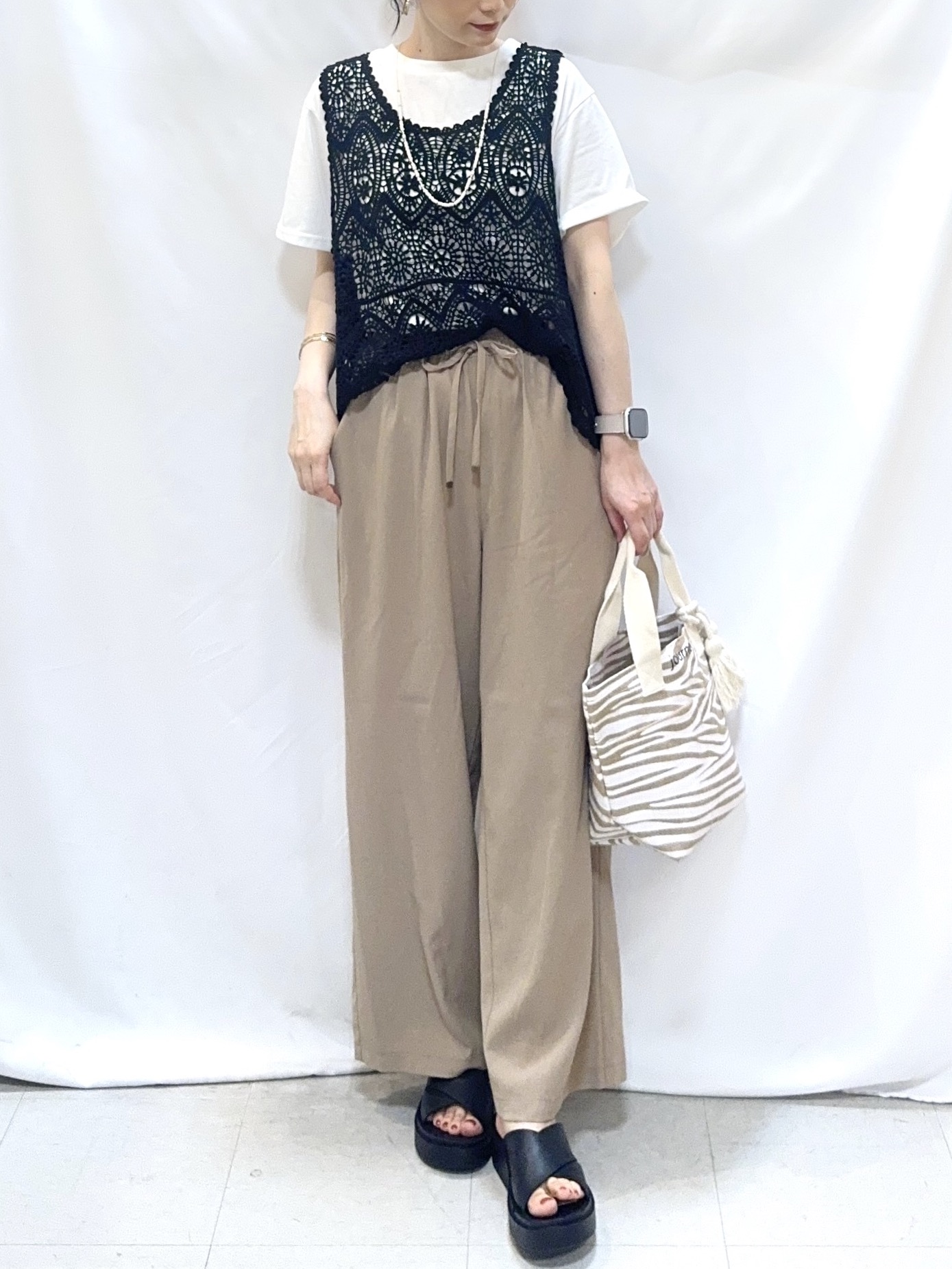 𝐇𝐢𝐫𝐨𝐦𝐢さんの「SHOO･LA･RUE｜【2点セット/S-LL】透かしクロシェ編みベスト＋ロゴT 大人の涼やかセット」を使ったコーディネート
