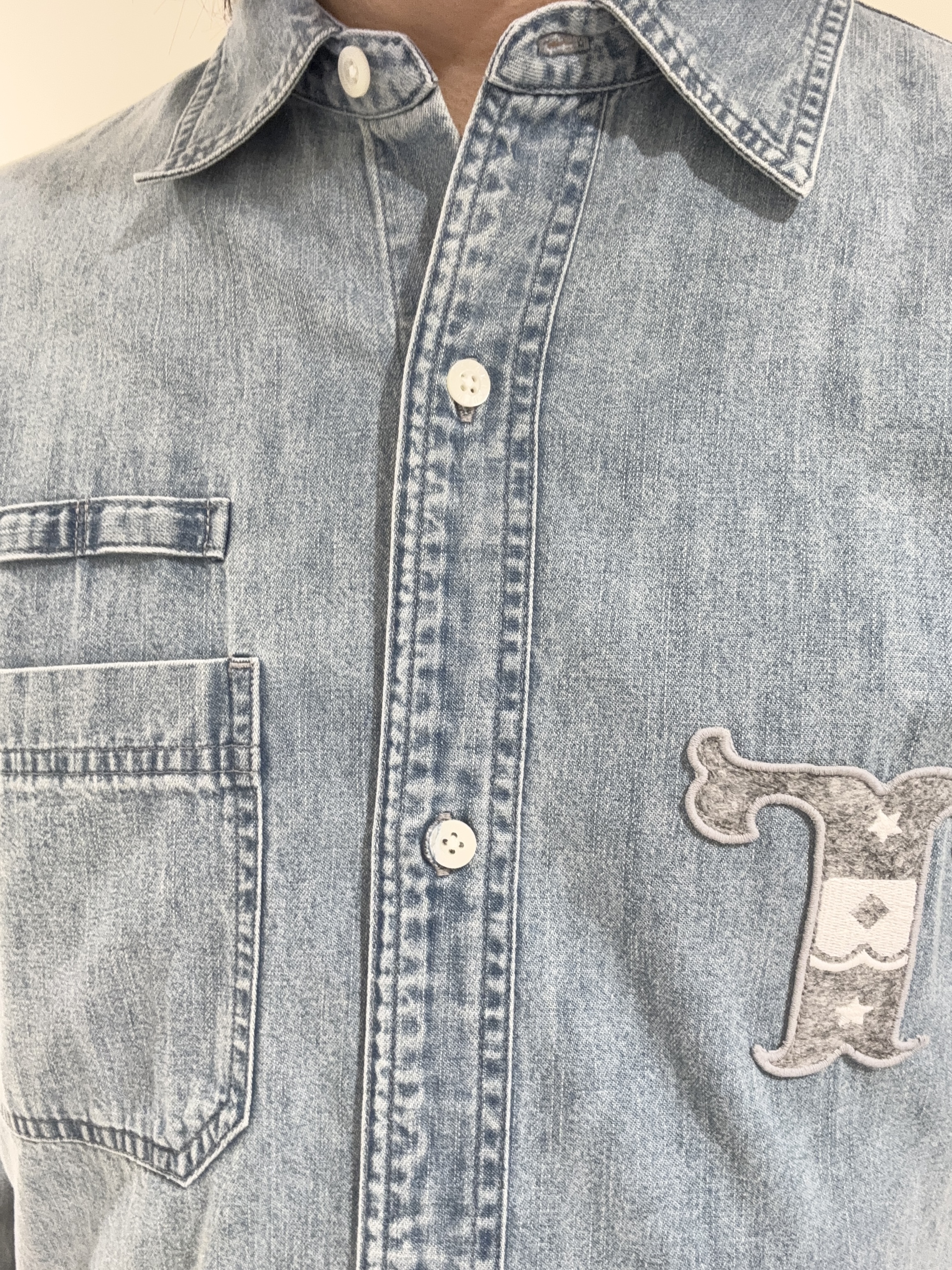 及川さんの「TAKEO KIKUCHI｜【BOWLER HAT LABEL】Tエンブレム デニムシャツ」を使ったコーディネート
