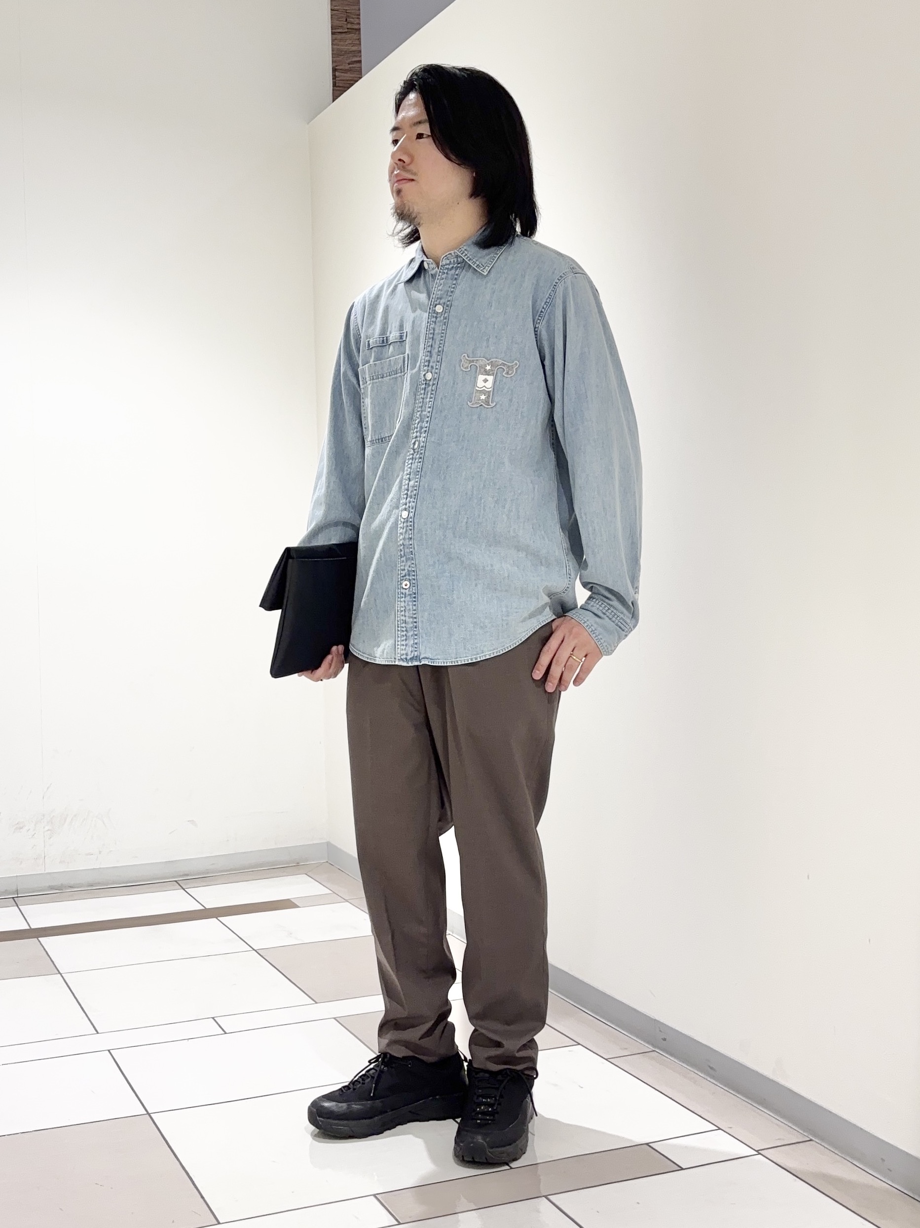 及川さんの「TAKEO KIKUCHI｜【BOWLER HAT LABEL】Tエンブレム デニムシャツ」を使ったコーディネート
