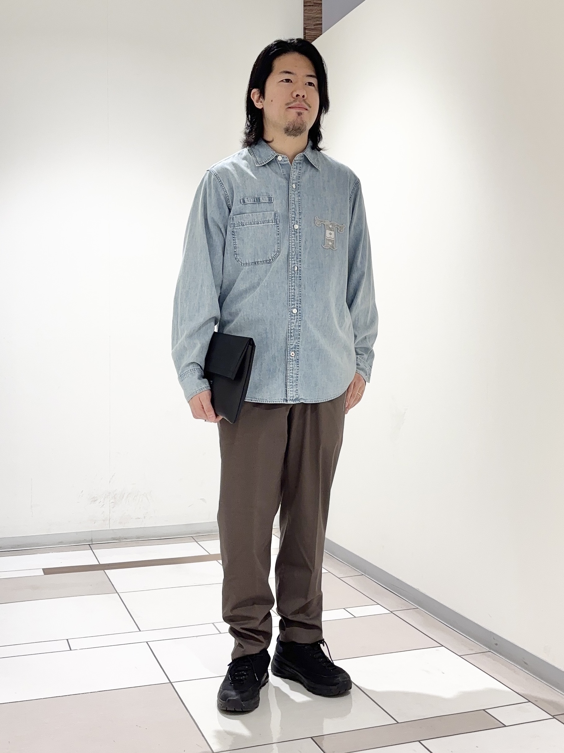 及川さんの「TAKEO KIKUCHI｜【BOWLER HAT LABEL】Tエンブレム デニムシャツ」を使ったコーディネート