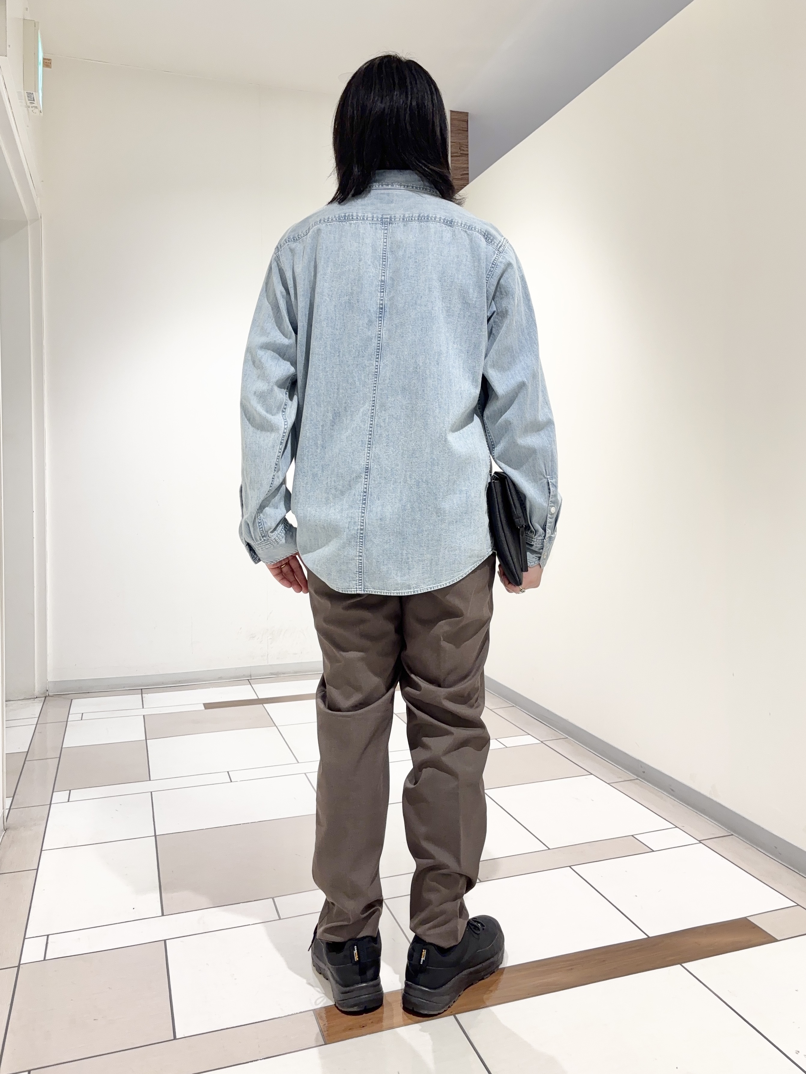 及川さんの「TAKEO KIKUCHI｜【BOWLER HAT LABEL】Tエンブレム デニムシャツ」を使ったコーディネート