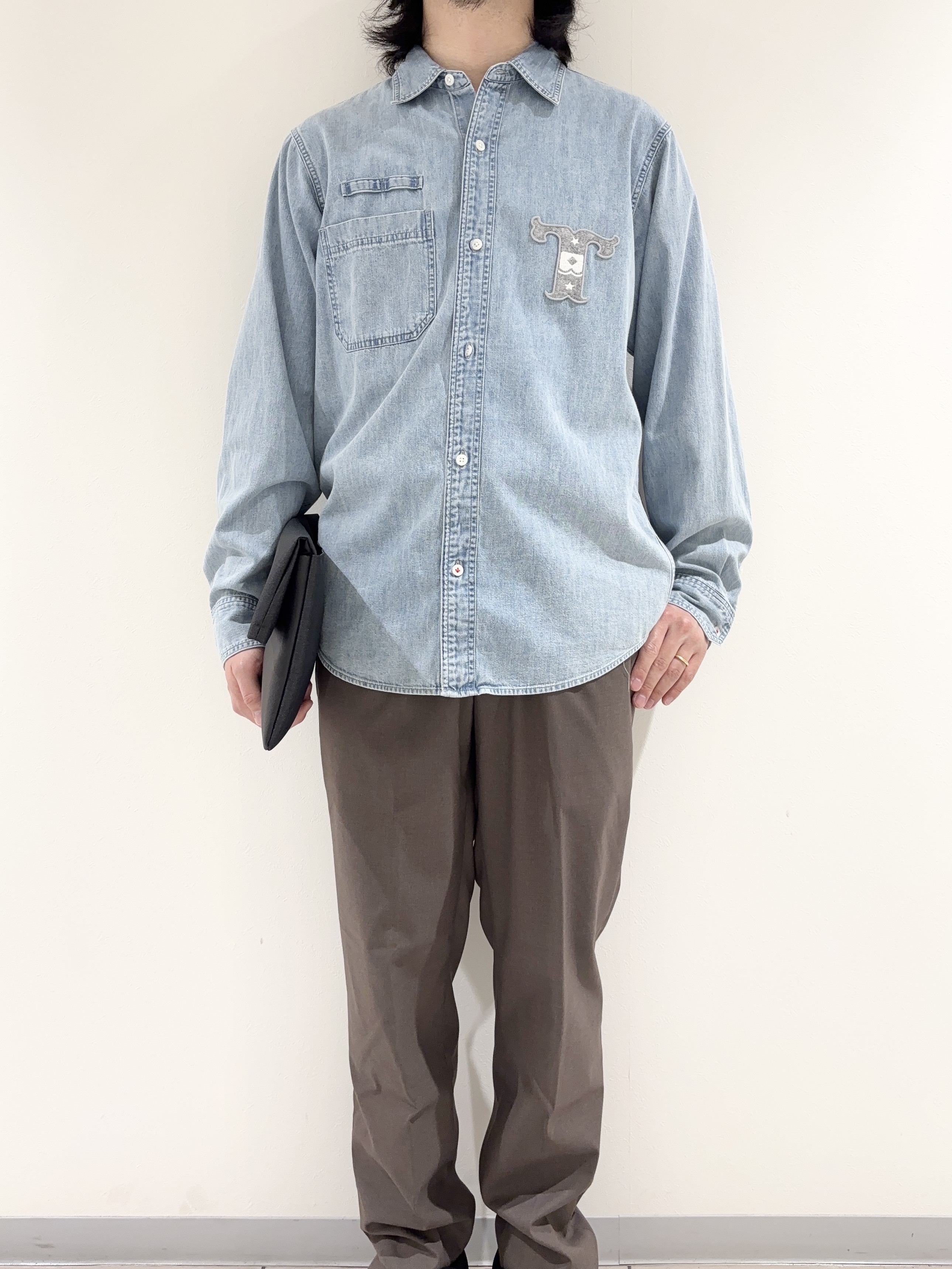 及川さんの「TAKEO KIKUCHI｜【BOWLER HAT LABEL】Tエンブレム デニムシャツ」を使ったコーディネート
