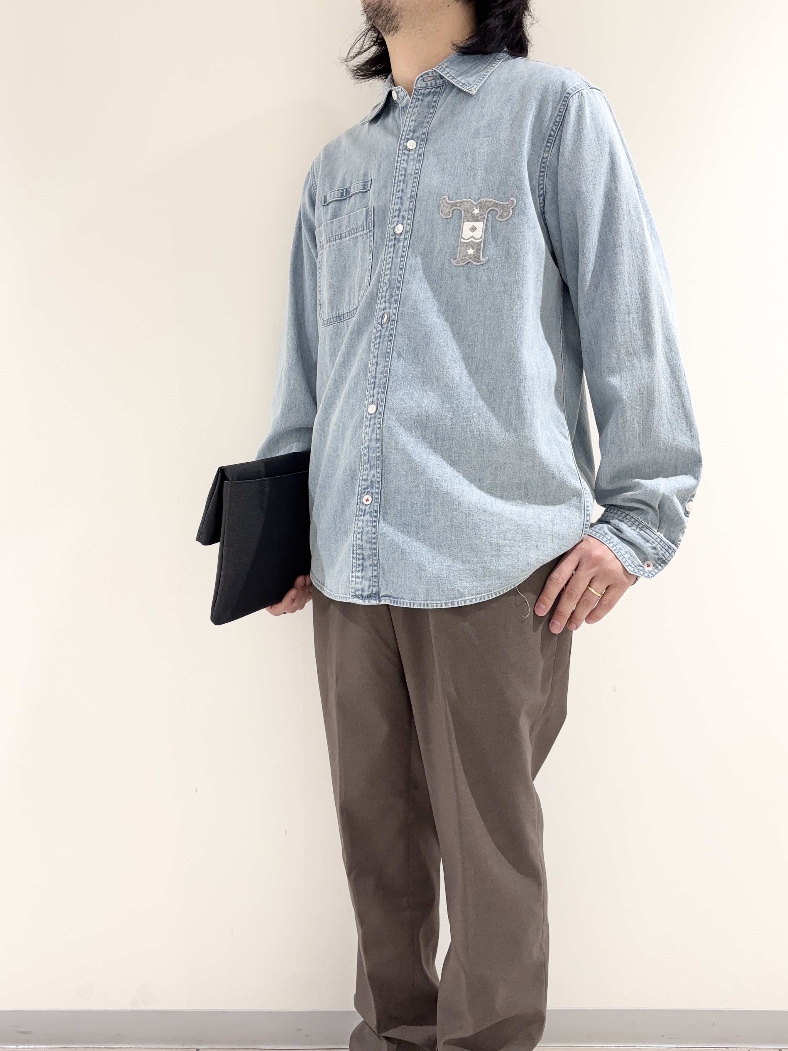 及川さんの「TAKEO KIKUCHI｜【BOWLER HAT LABEL】Tエンブレム デニムシャツ」を使ったコーディネート
