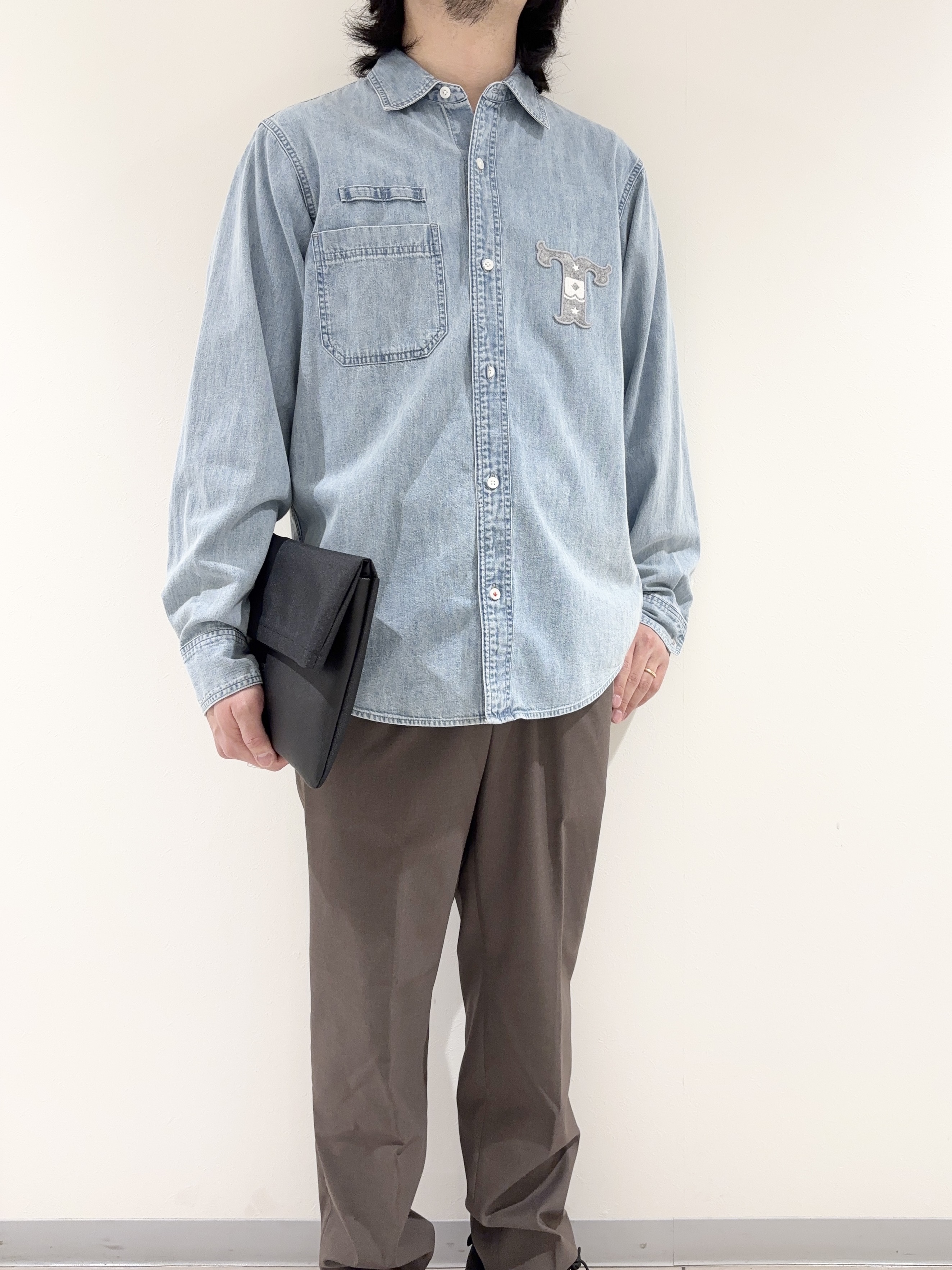 及川さんの「TAKEO KIKUCHI｜【BOWLER HAT LABEL】Tエンブレム デニムシャツ」を使ったコーディネート
