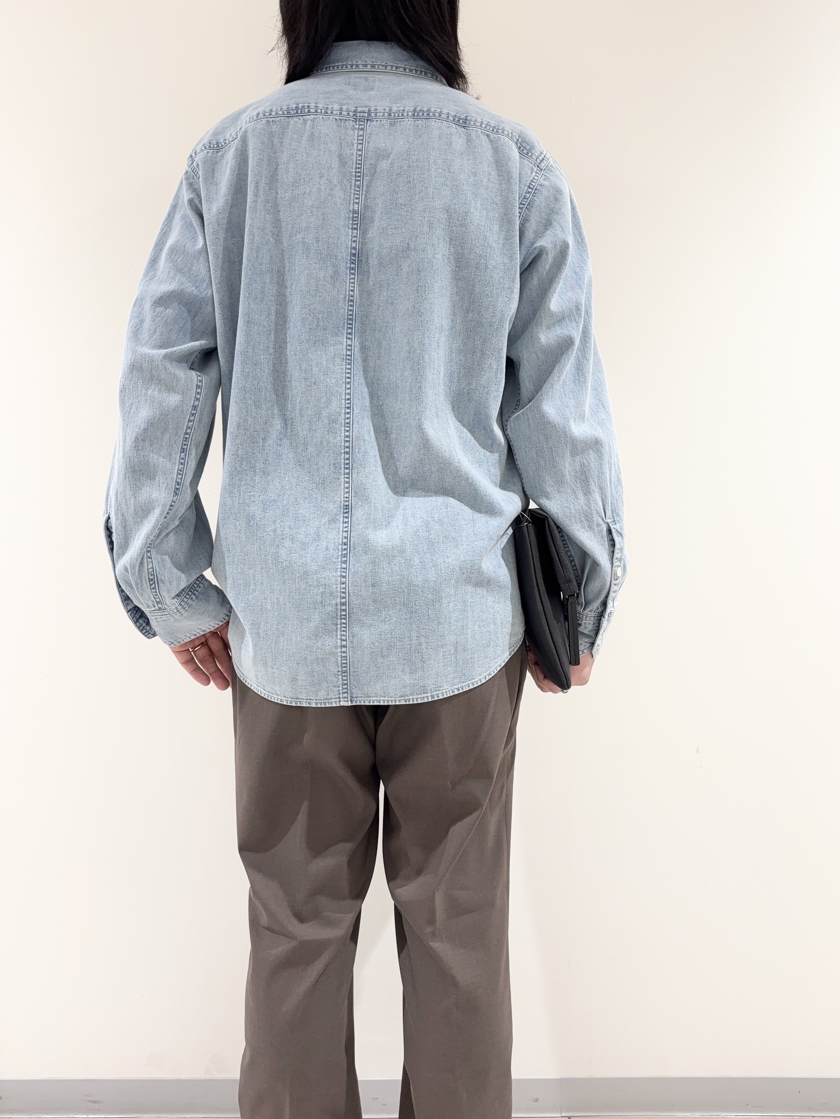 及川さんの「TAKEO KIKUCHI｜【BOWLER HAT LABEL】Tエンブレム デニムシャツ」を使ったコーディネート
