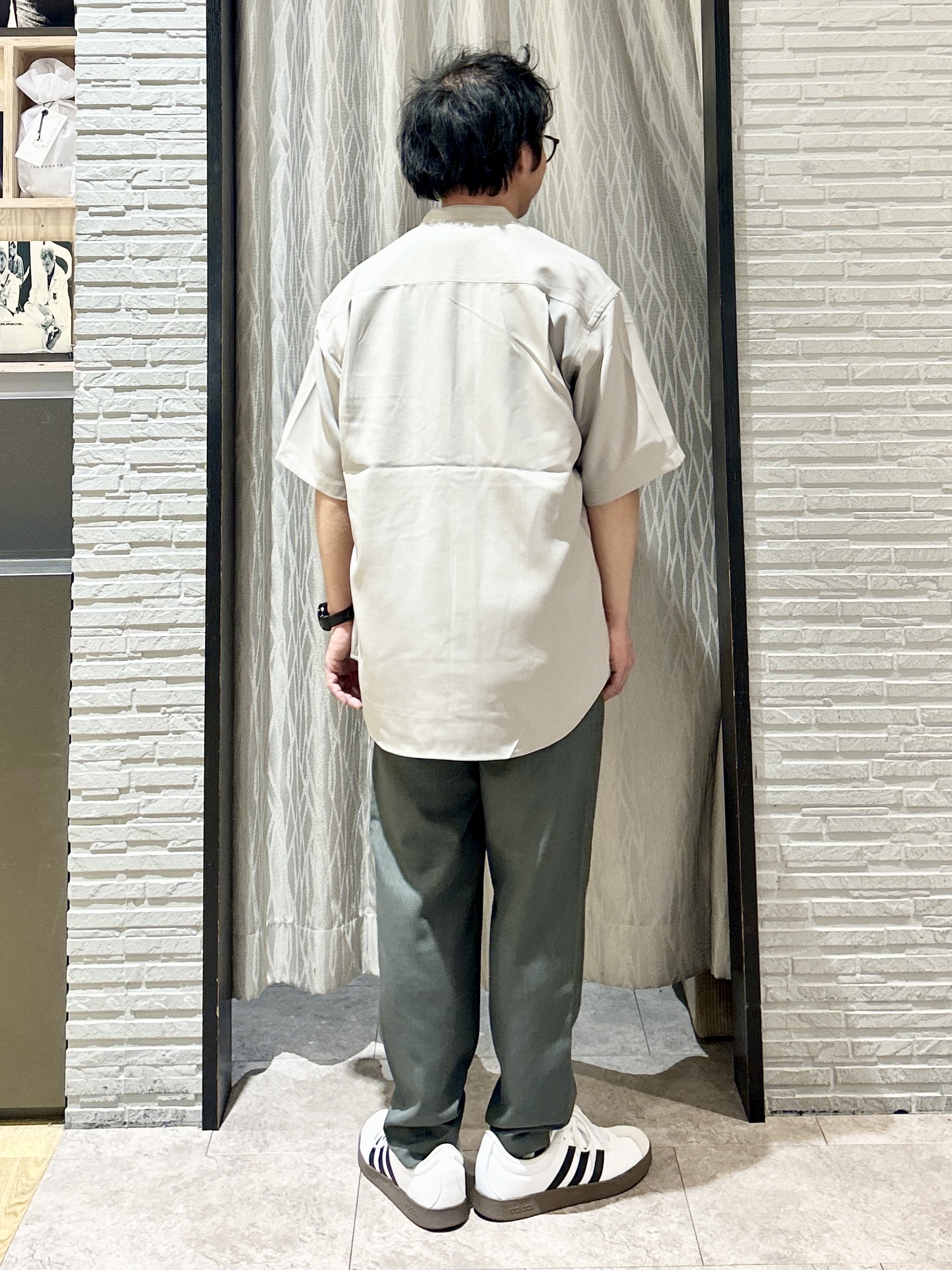 KENJI Iさんの「THE SHOP TK｜LITE TEX バンドカラー半袖シャツ 接触冷感/吸水速乾/UVカット/アンチピリング/イージーケ」を使ったコーディネート
