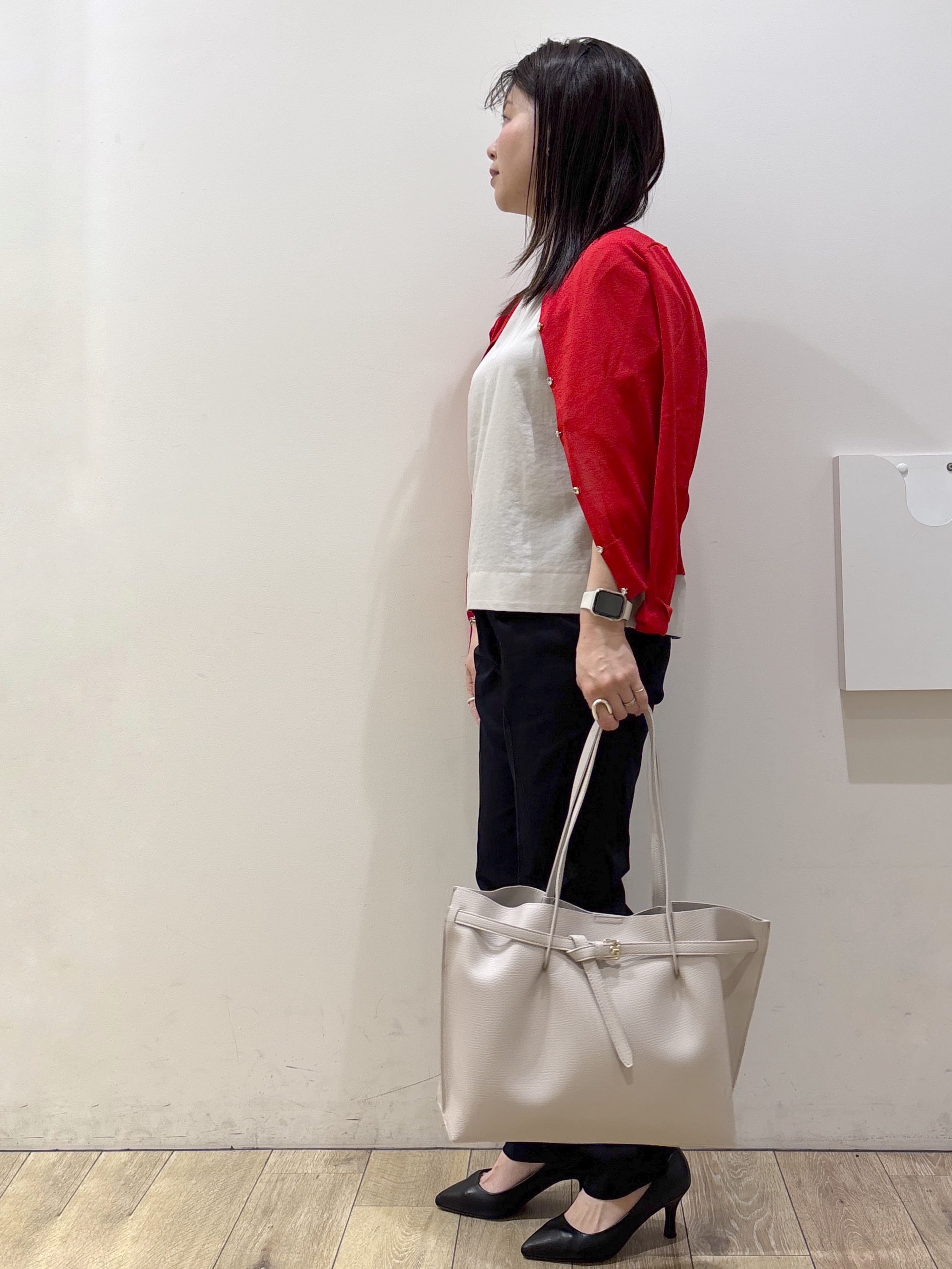 mameさんの「OPAQUE.CLIP｜【接触冷感】ビジューボタンカーディガン《抗ピリング／洗濯機OK》」を使ったコーディネート