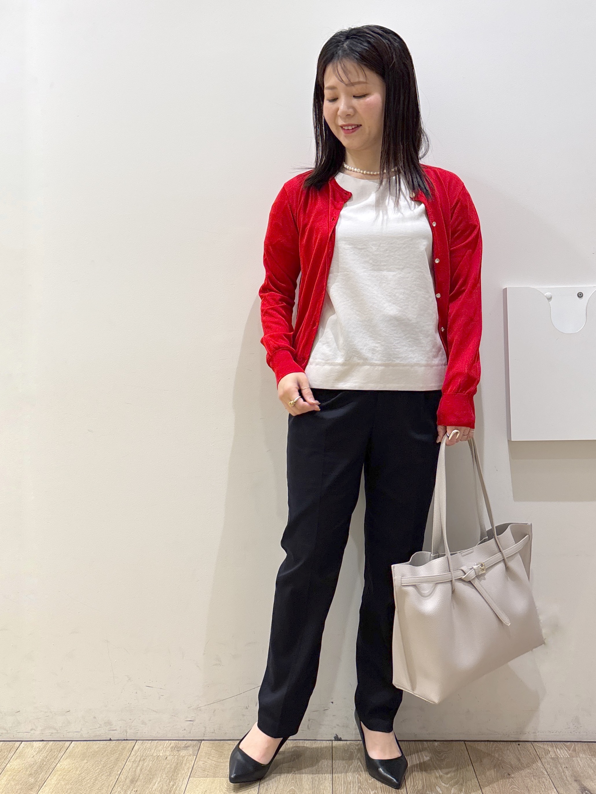 mameさんの「OPAQUE.CLIP｜【接触冷感】ビジューボタンカーディガン《抗ピリング／洗濯機OK》」を使ったコーディネート