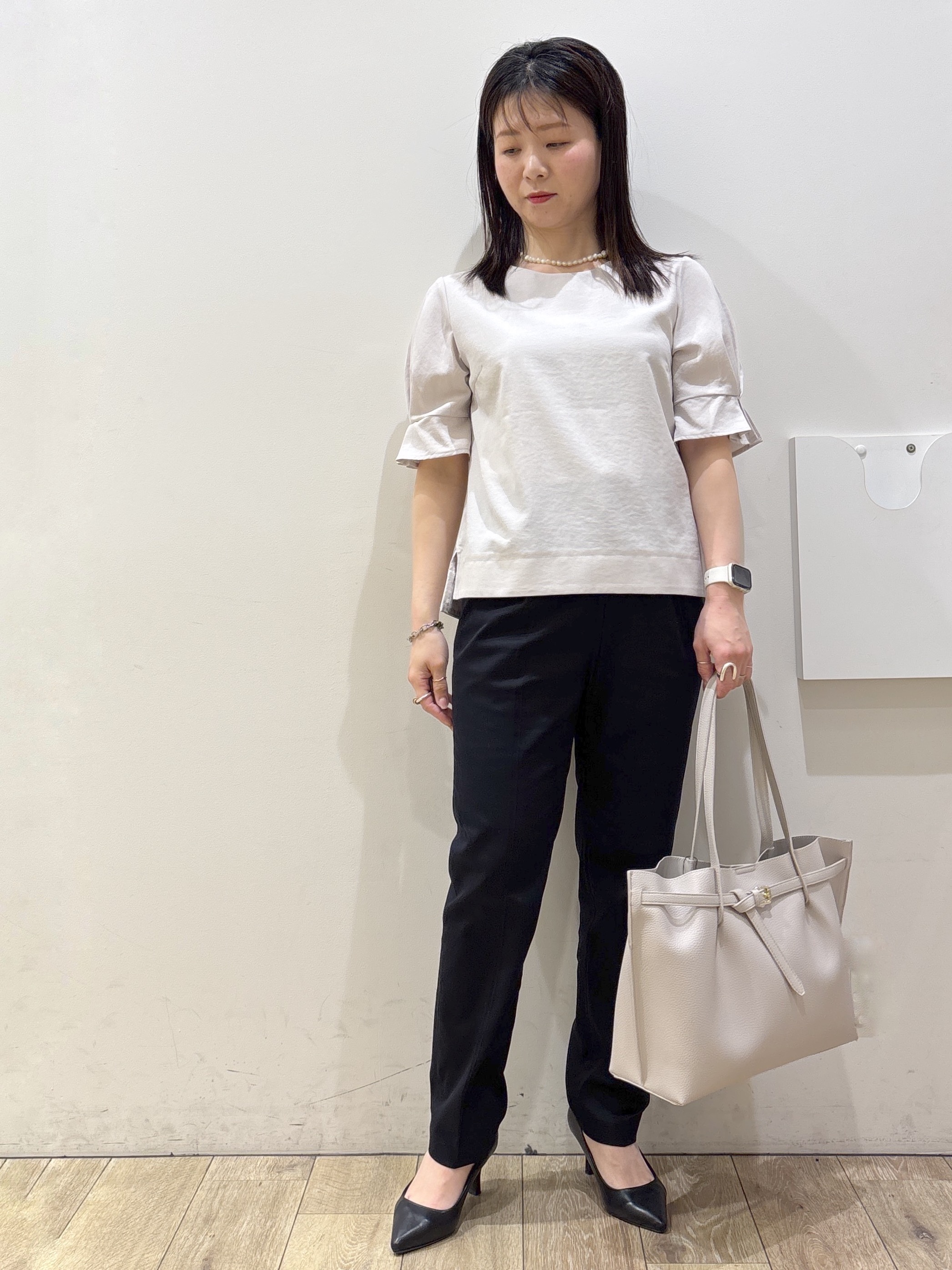 mameさんの「OPAQUE.CLIP｜【接触冷感】ビジューボタンカーディガン《抗ピリング／洗濯機OK》」を使ったコーディネート