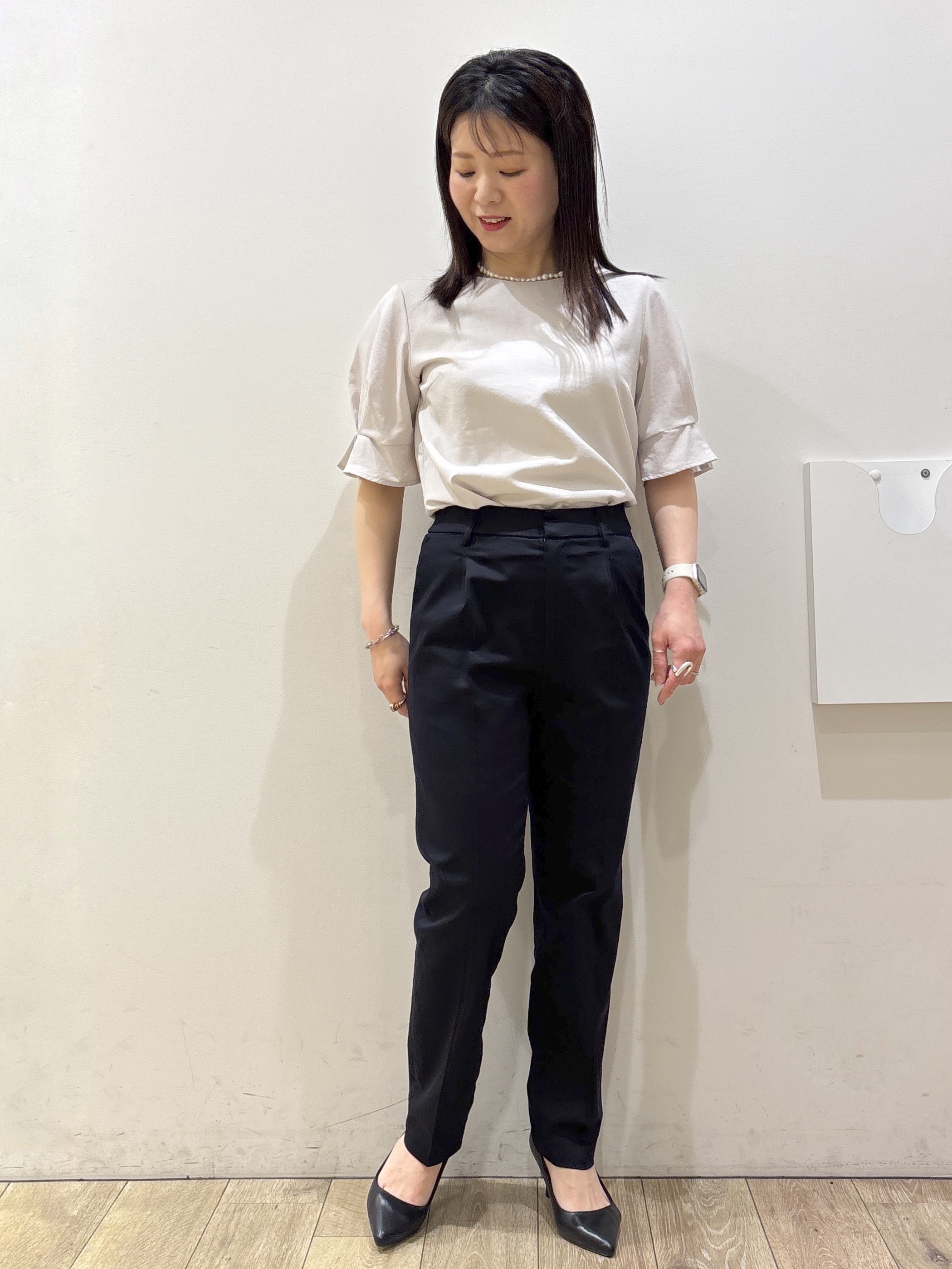 mameさんの「OPAQUE.CLIP｜【接触冷感】ビジューボタンカーディガン《抗ピリング／洗濯機OK》」を使ったコーディネート