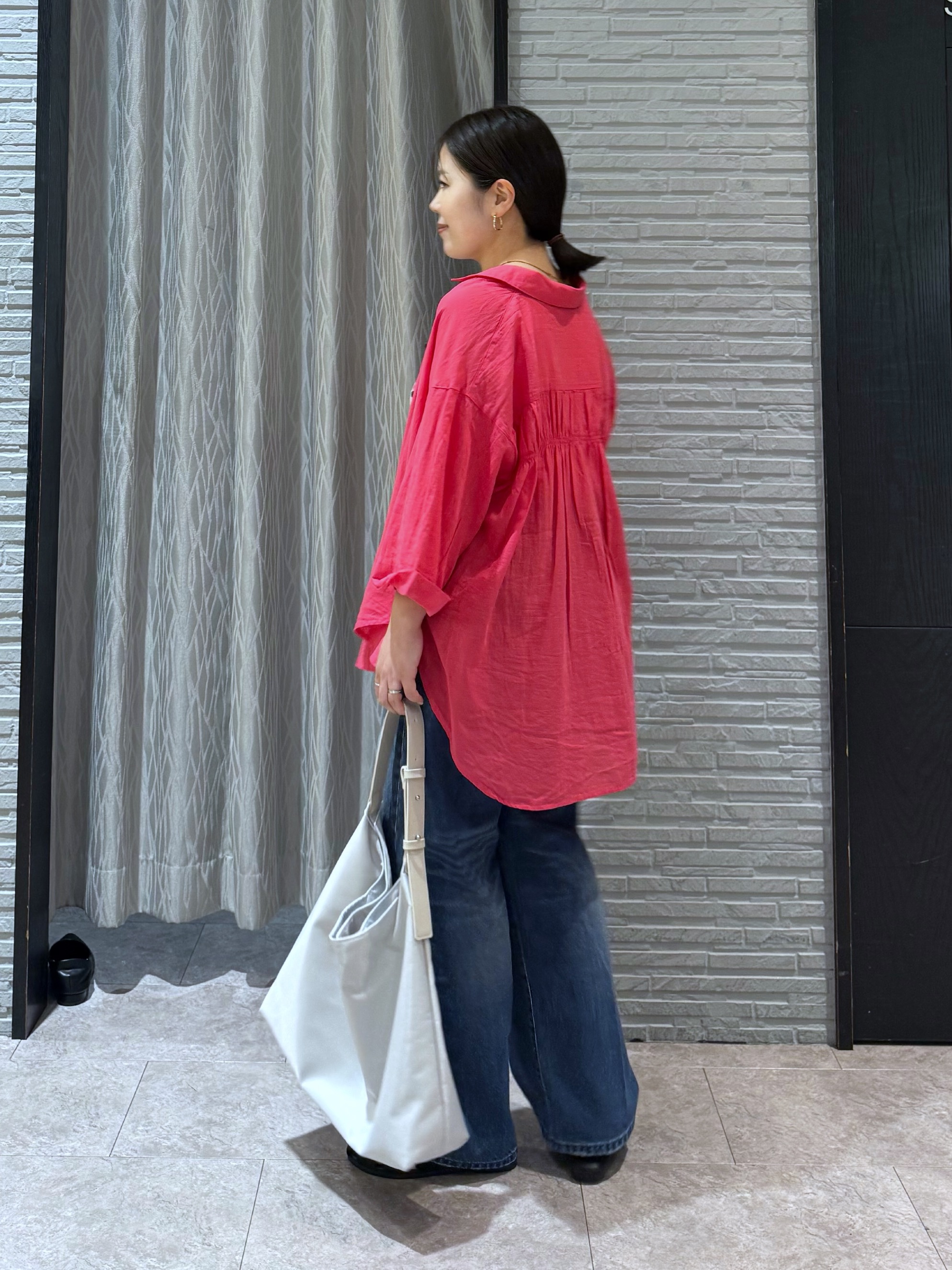 chさんの「THE SHOP TK｜ポジティブカラーが映える　バイオウォッシュバックギャザーシャツ」を使ったコーディネート