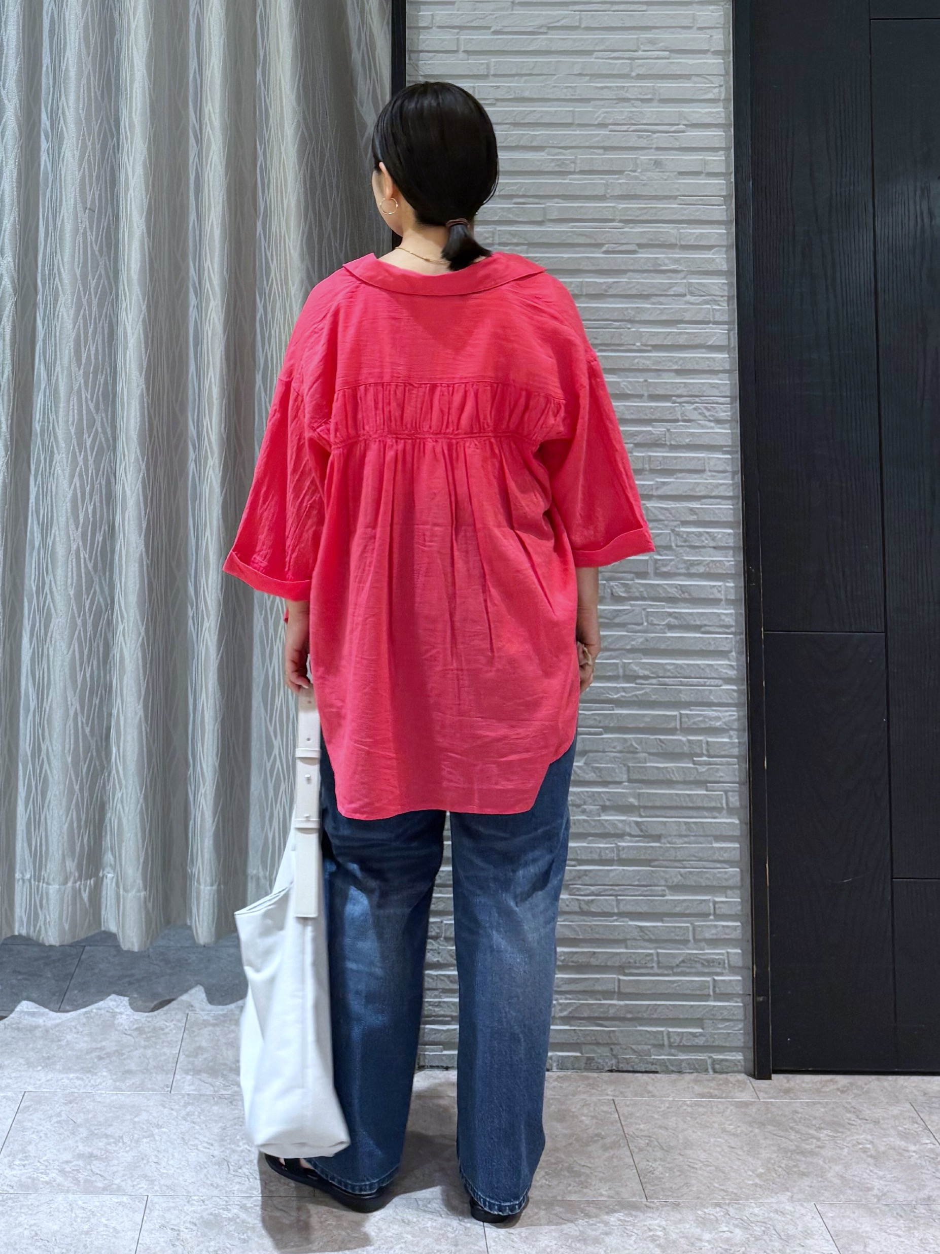chさんの「THE SHOP TK｜ポジティブカラーが映える　バイオウォッシュバックギャザーシャツ」を使ったコーディネート