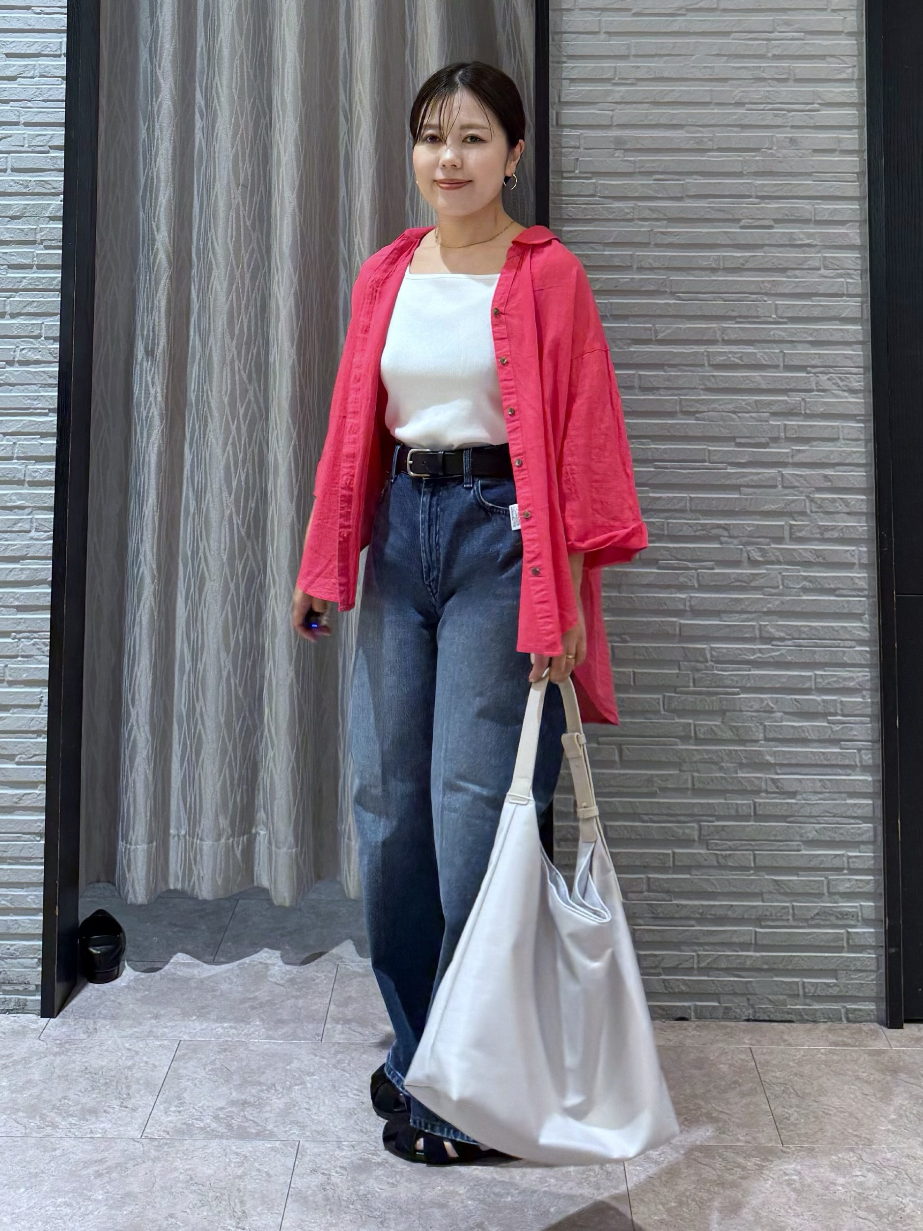 chさんの「THE SHOP TK｜ポジティブカラーが映える　バイオウォッシュバックギャザーシャツ」を使ったコーディネート