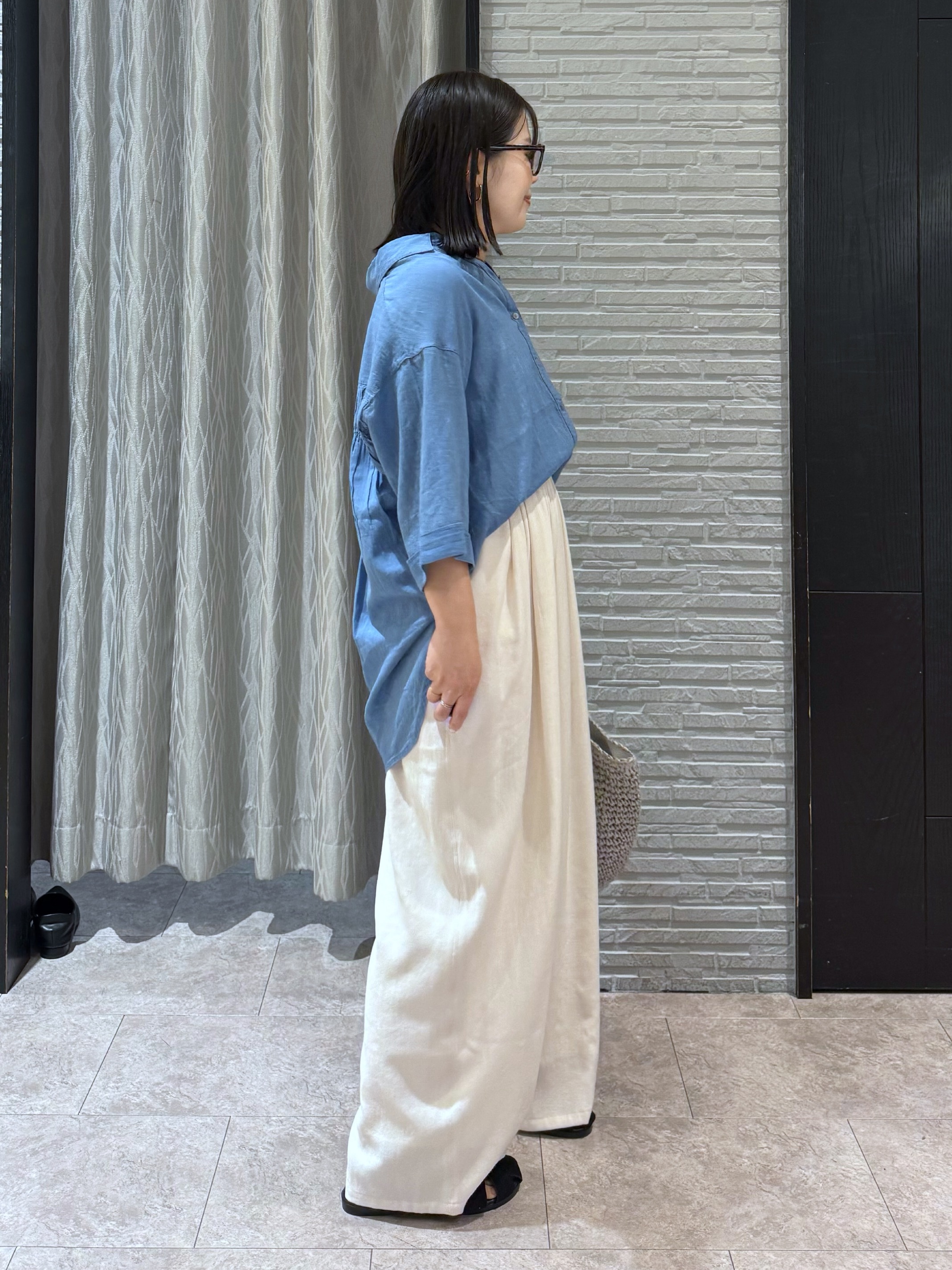 chさんの「THE SHOP TK｜ポジティブカラーが映える　バイオウォッシュバックギャザーシャツ」を使ったコーディネート