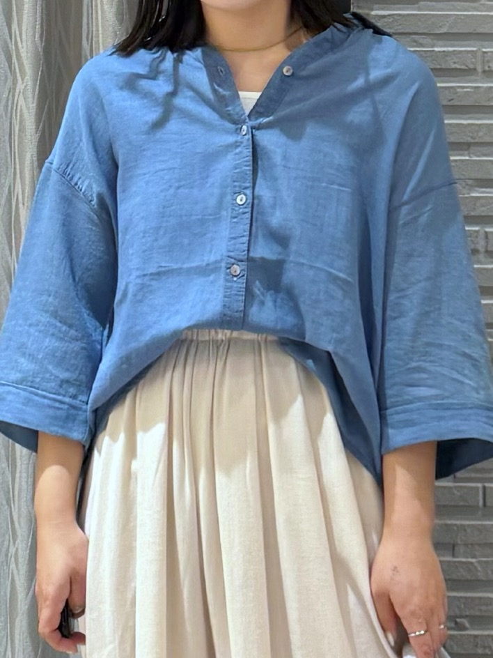 chさんの「THE SHOP TK｜ポジティブカラーが映える　バイオウォッシュバックギャザーシャツ」を使ったコーディネート
