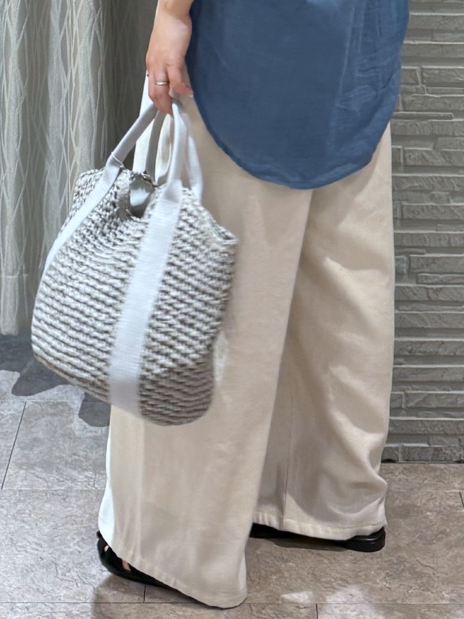 chさんの「THE SHOP TK｜ポジティブカラーが映える　バイオウォッシュバックギャザーシャツ」を使ったコーディネート