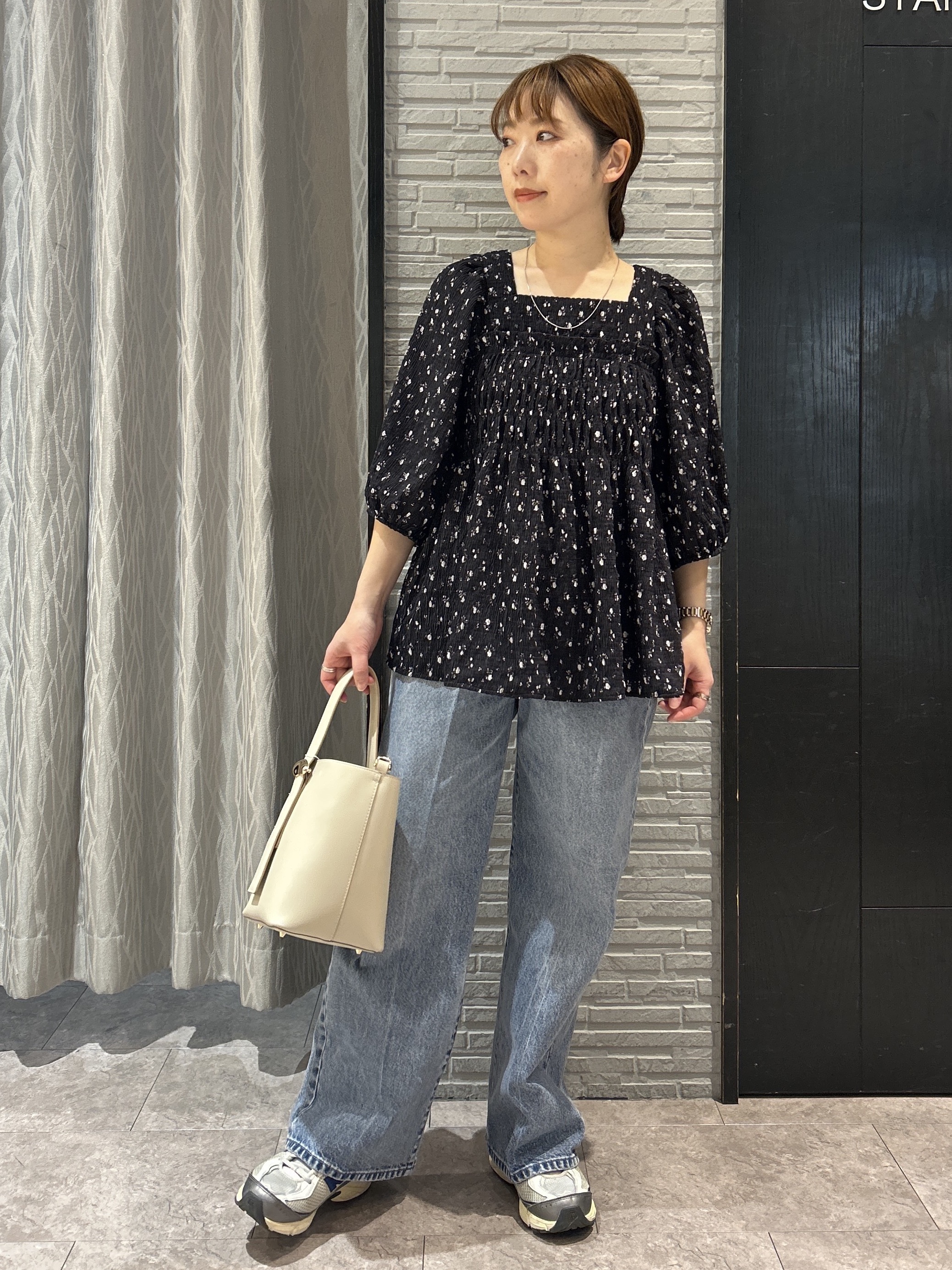 ga_riさんの「THE SHOP TK｜大人のフェミニンスタイルに 花柄楊柳シャーリングブラウス」を使ったコーディネート