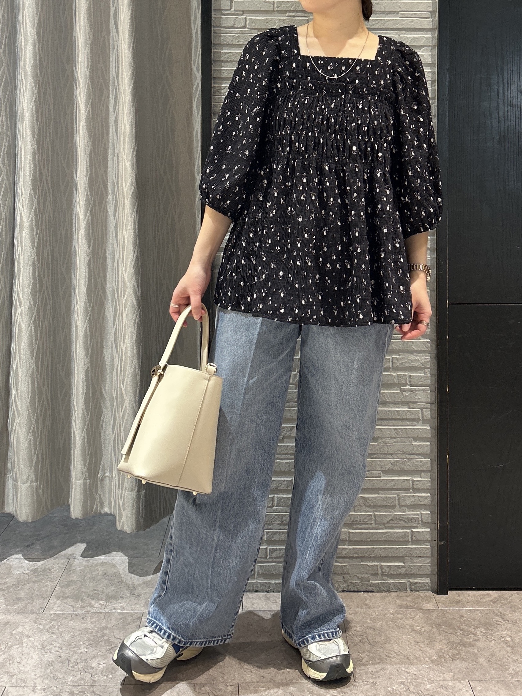 ga_riさんの「THE SHOP TK｜大人のフェミニンスタイルに 花柄楊柳シャーリングブラウス」を使ったコーディネート