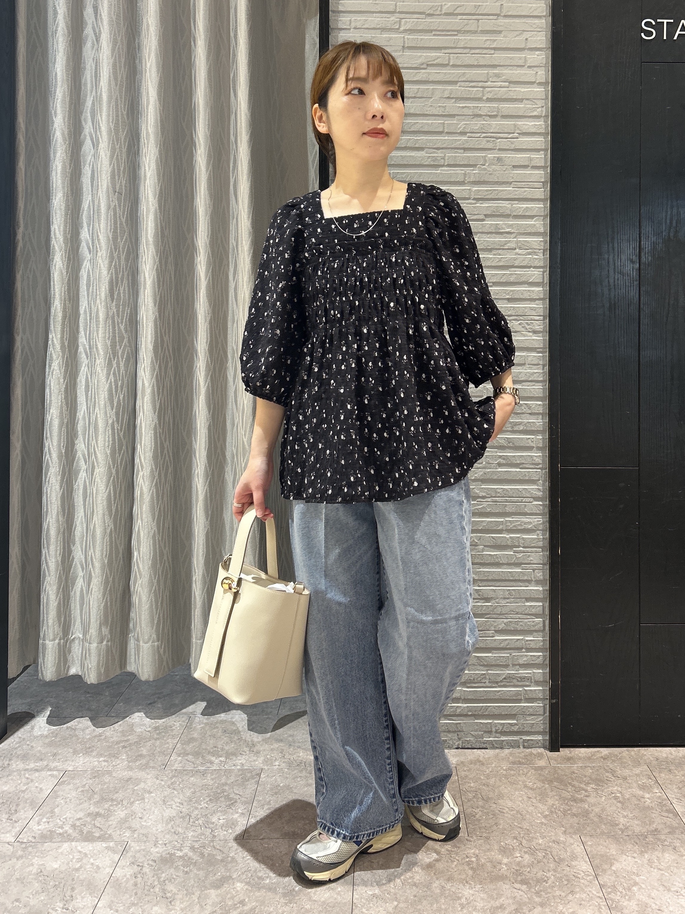 ga_riさんの「THE SHOP TK｜大人のフェミニンスタイルに 花柄楊柳シャーリングブラウス」を使ったコーディネート