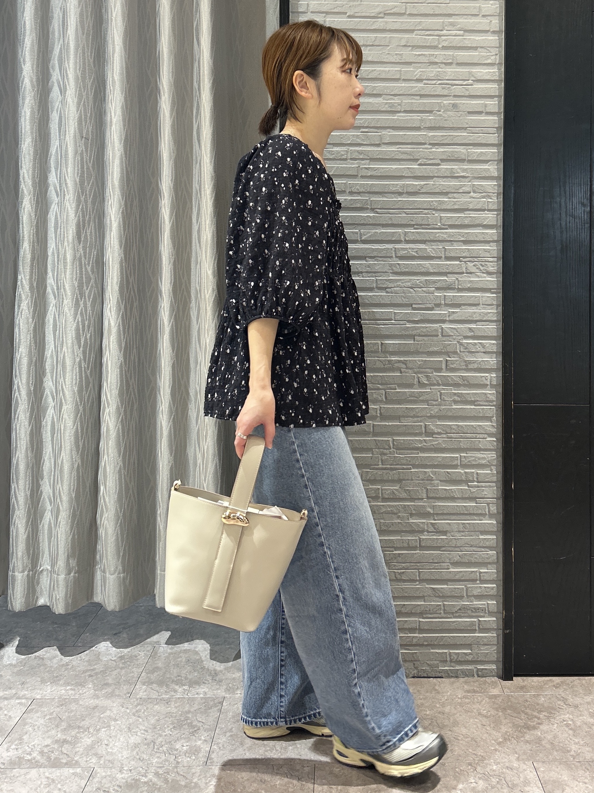 ga_riさんの「THE SHOP TK｜大人のフェミニンスタイルに 花柄楊柳シャーリングブラウス」を使ったコーディネート