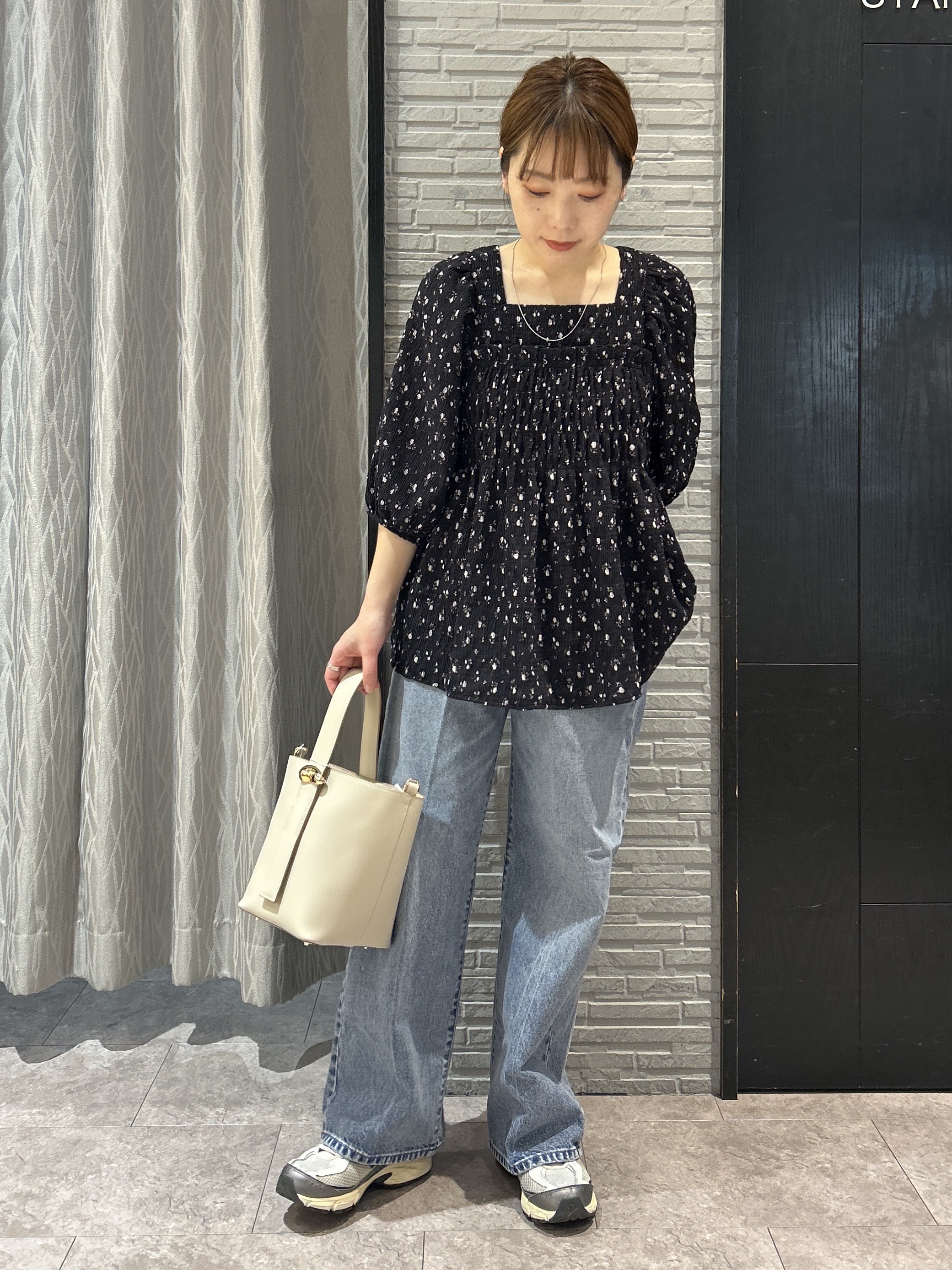 ga_riさんの「THE SHOP TK｜大人のフェミニンスタイルに 花柄楊柳シャーリングブラウス」を使ったコーディネート