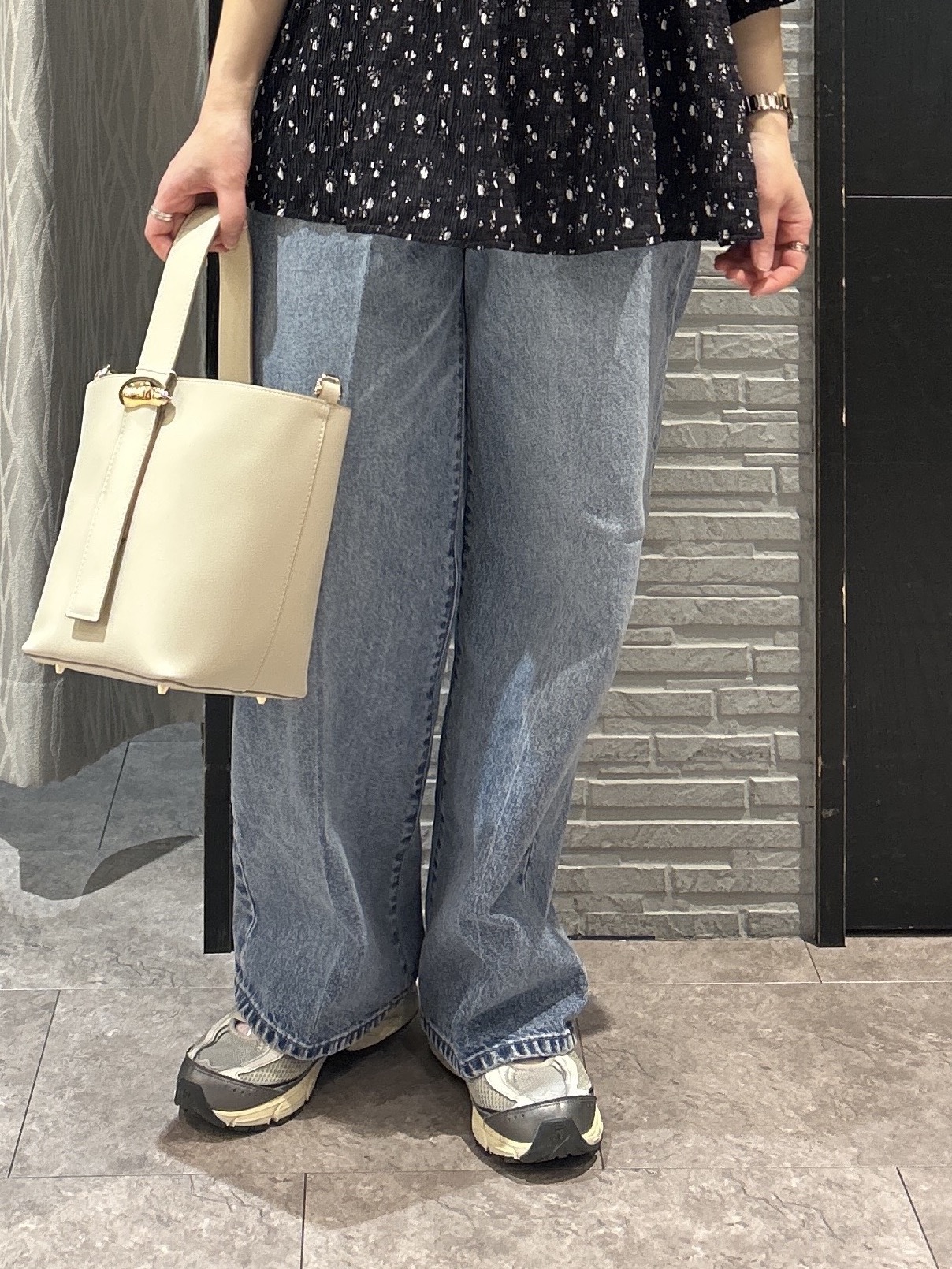 ga_riさんの「THE SHOP TK｜大人のフェミニンスタイルに 花柄楊柳シャーリングブラウス」を使ったコーディネート