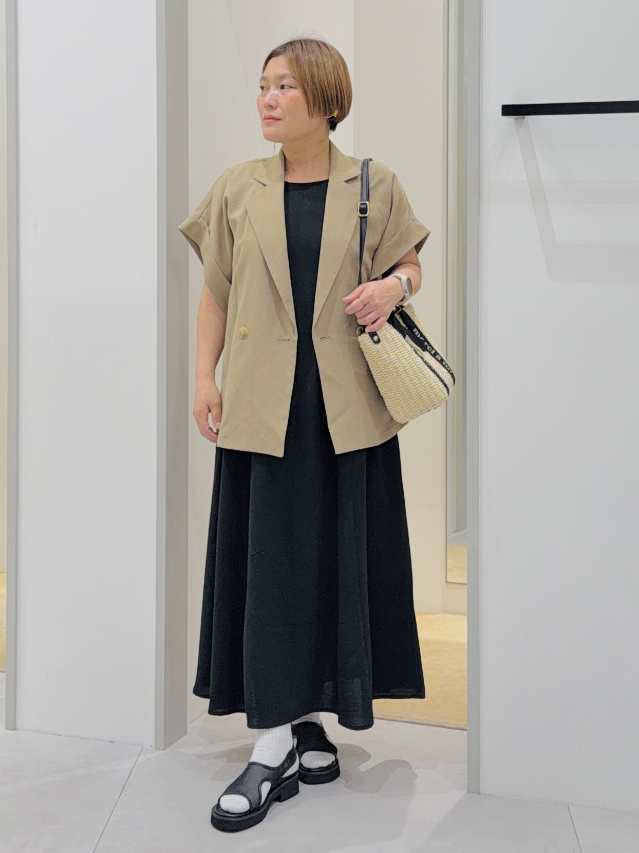 タナさんの「THE SHOP TK｜【夏の通勤スタイルに】涼やかな着心地 麻調ダブルブレストジャケット」を使ったコーディネート