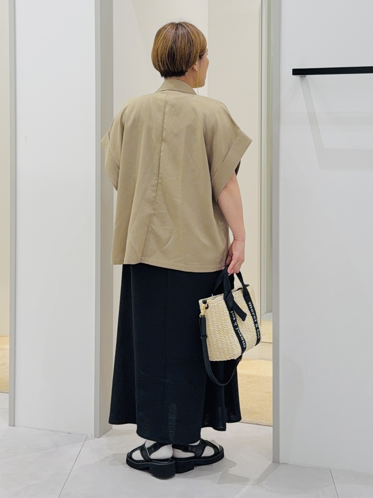 タナさんの「THE SHOP TK｜【夏の通勤スタイルに】涼やかな着心地 麻調ダブルブレストジャケット」を使ったコーディネート