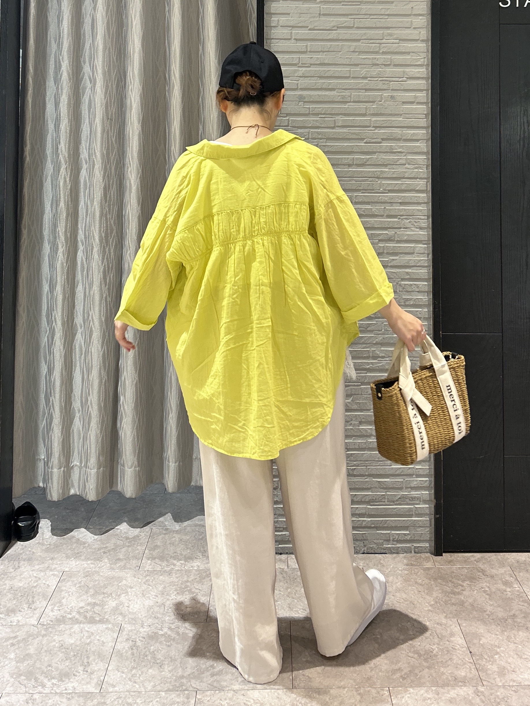 ga_riさんの「THE SHOP TK｜ポジティブカラーが映える　バイオウォッシュバックギャザーシャツ」を使ったコーディネート