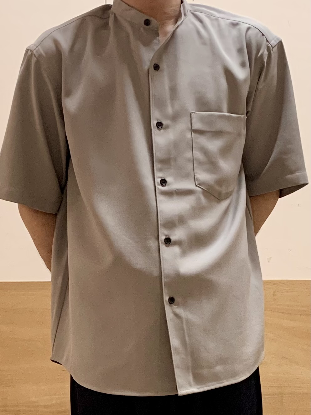 MATUさんの「THE SHOP TK｜LITE TEX バンドカラー半袖シャツ 接触冷感/吸水速乾/UVカット/アンチピリング/イージーケ」を使ったコーディネート