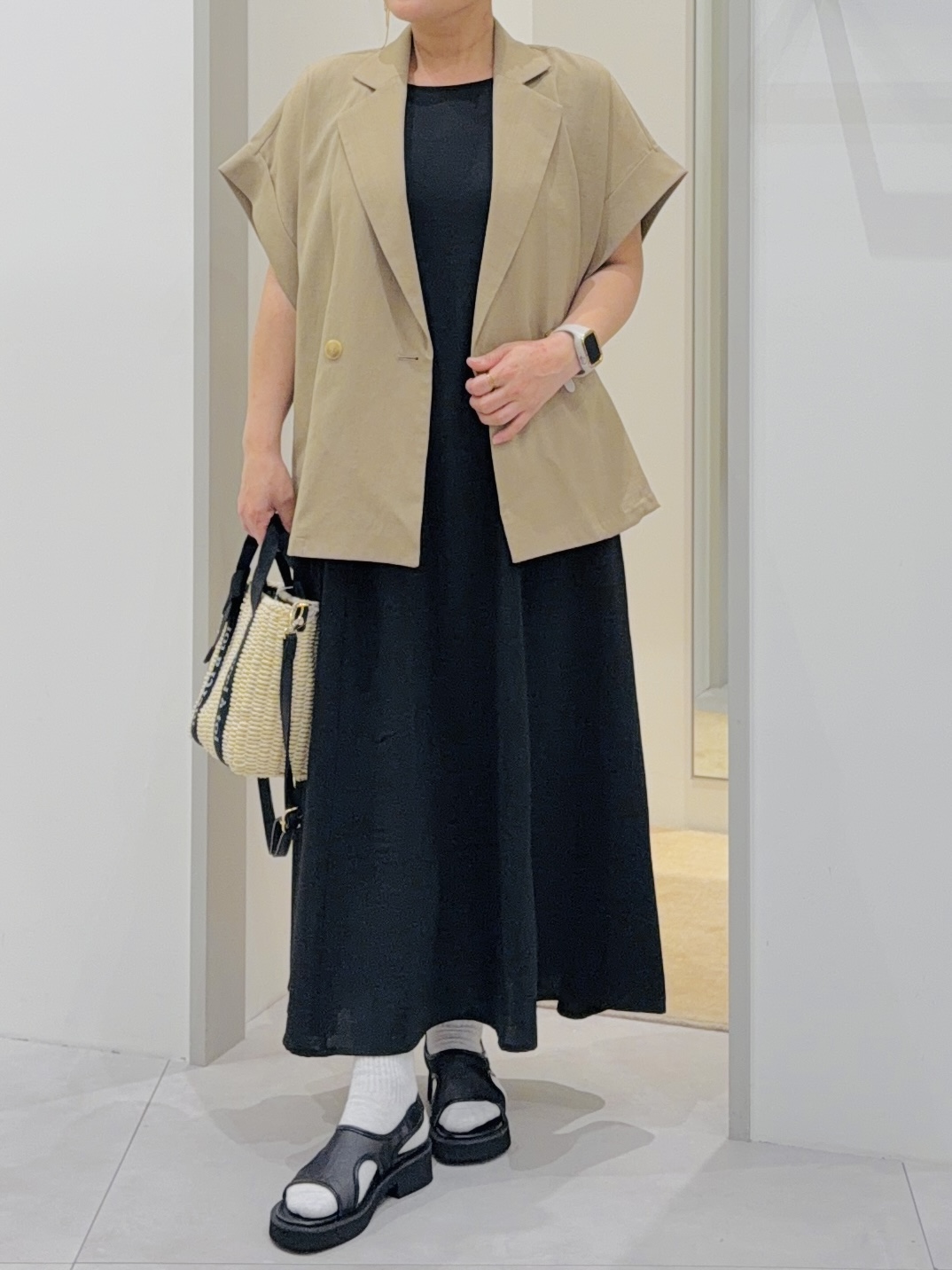 タナさんの「THE SHOP TK｜【夏の通勤スタイルに】涼やかな着心地 麻調ダブルブレストジャケット」を使ったコーディネート
