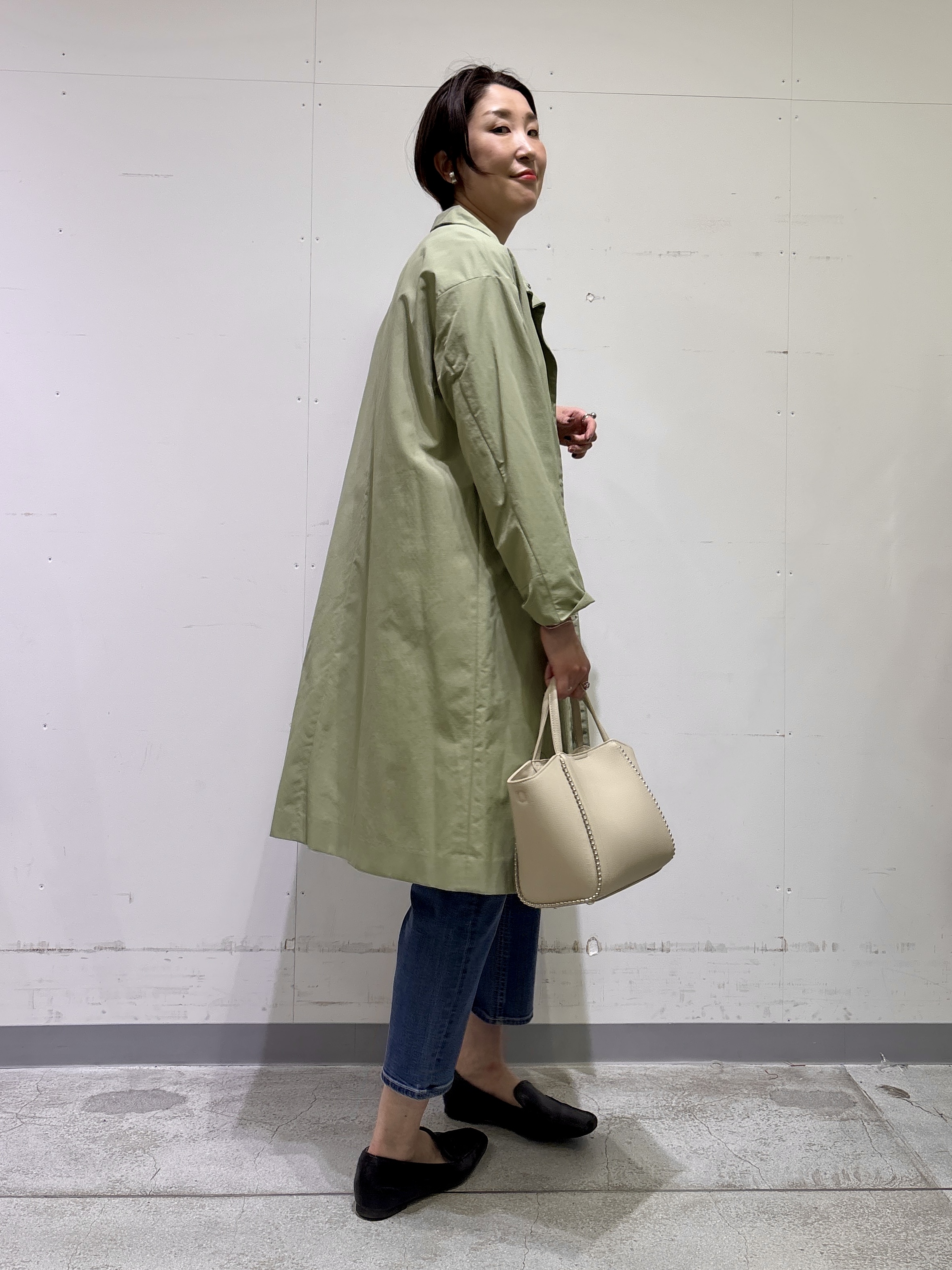 yuriさんの「INDIVI｜【SETUP可能】モダンフラワー柄キャンディスリーブブラウス」を使ったコーディネート