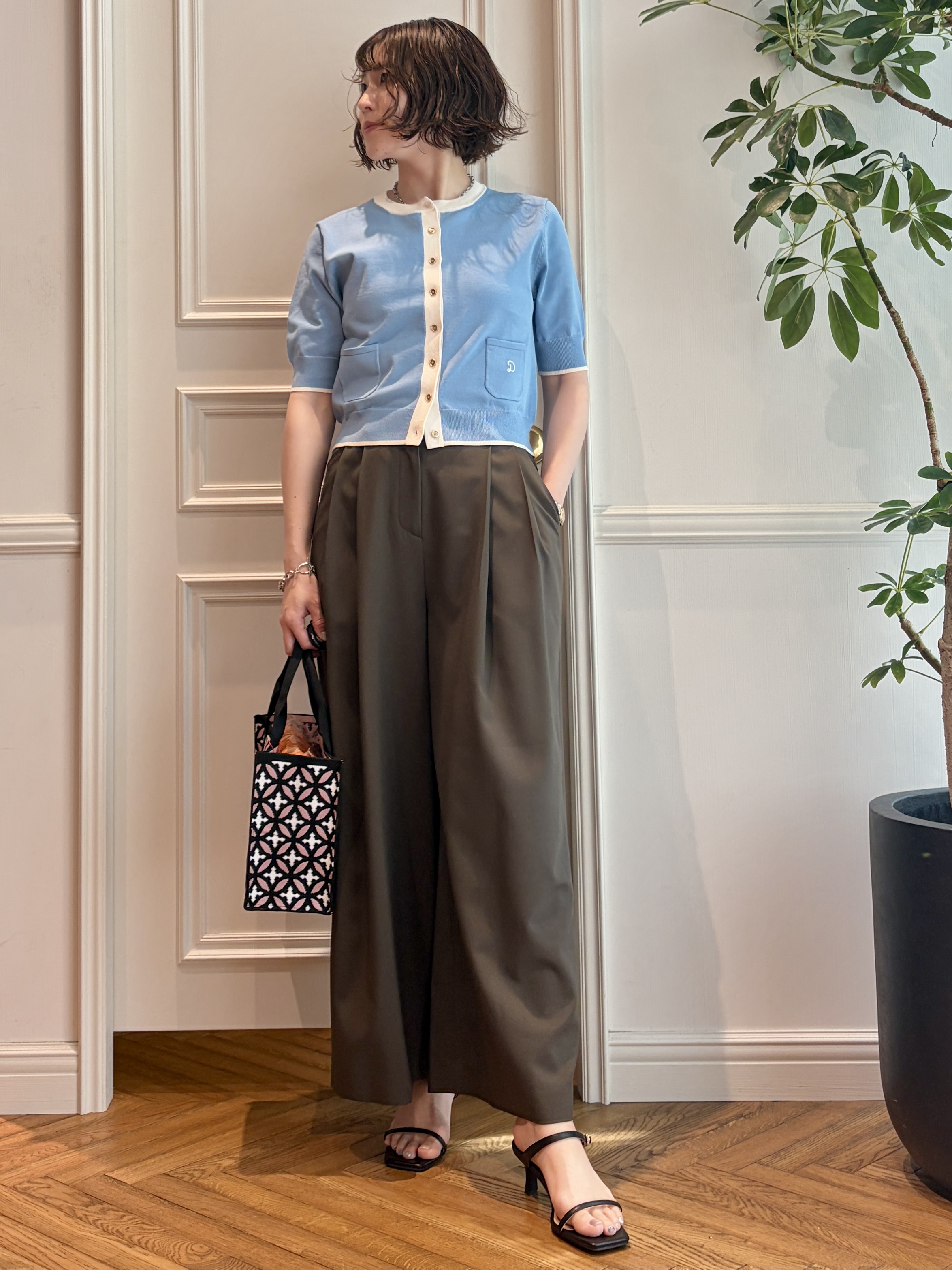 nakaoさんの「DRESSTERIOR｜オーバーラップスモールニットトート」を使ったコーディネート