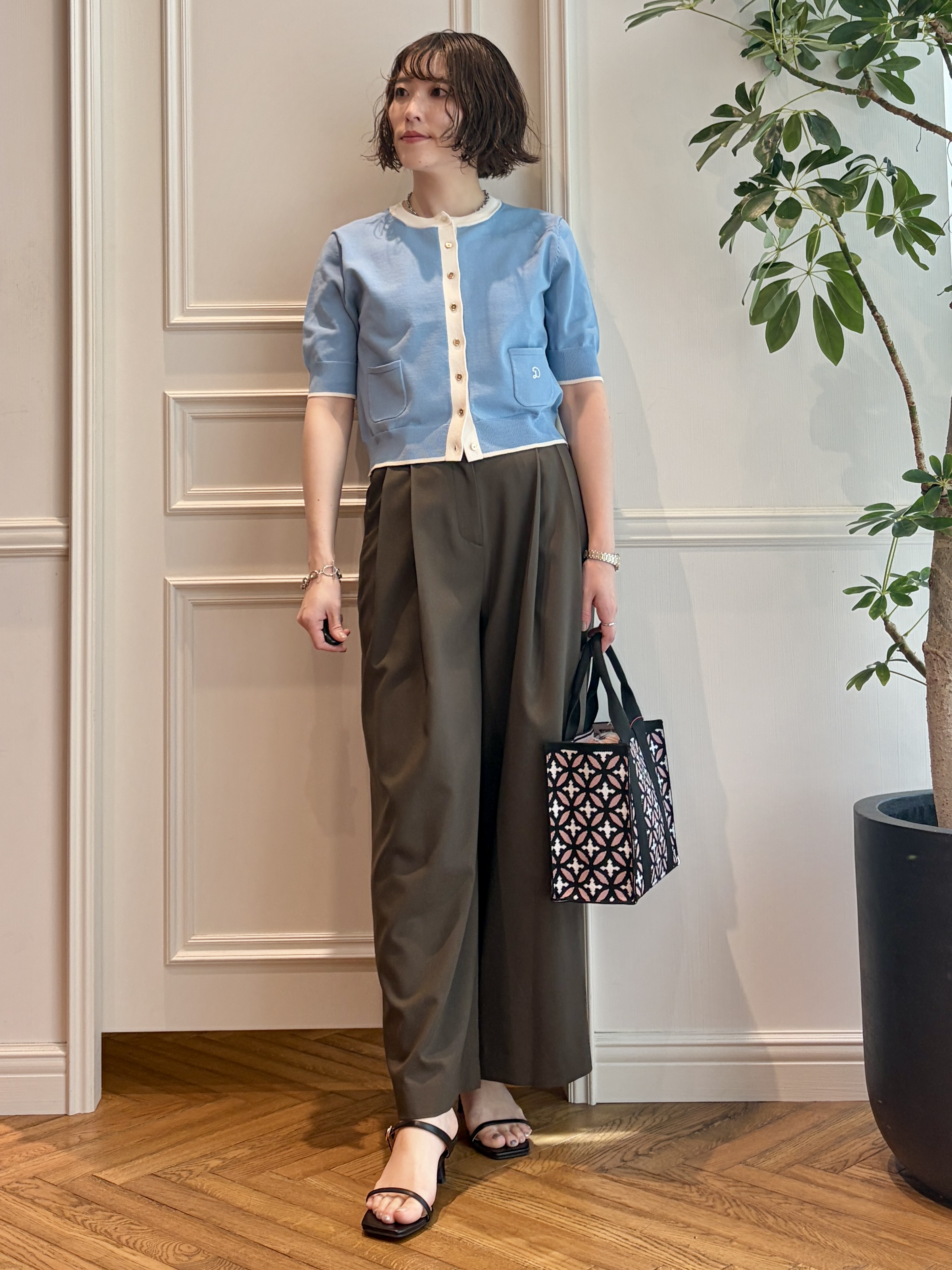 nakaoさんの「DRESSTERIOR｜オーバーラップスモールニットトート」を使ったコーディネート