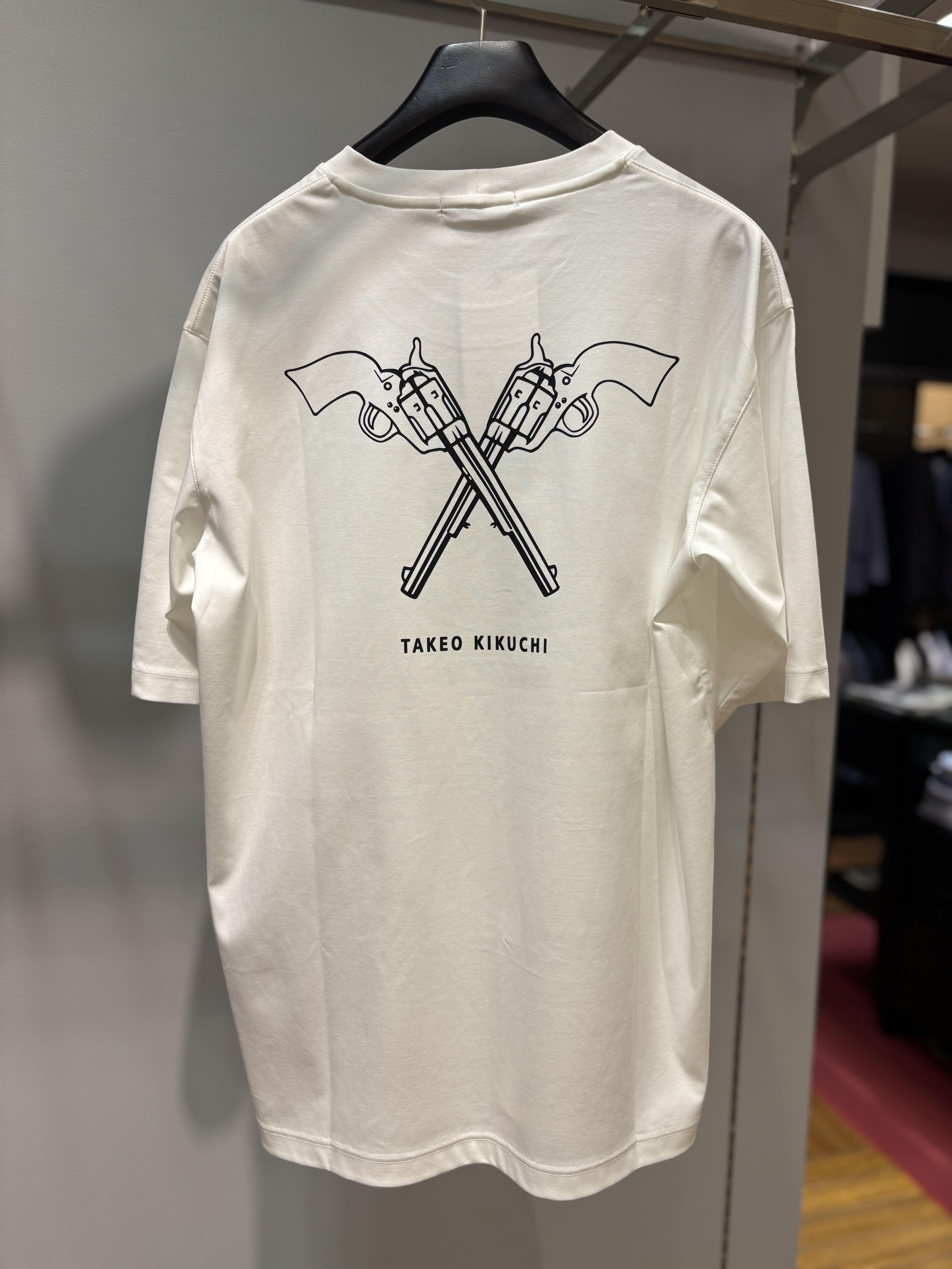 ヒナさんの「TAKEO KIKUCHI｜【BOWLER HAT LABEL】アイスクリアコットン バッククロスピストル 半袖Tシャツ」を使ったコーディネート