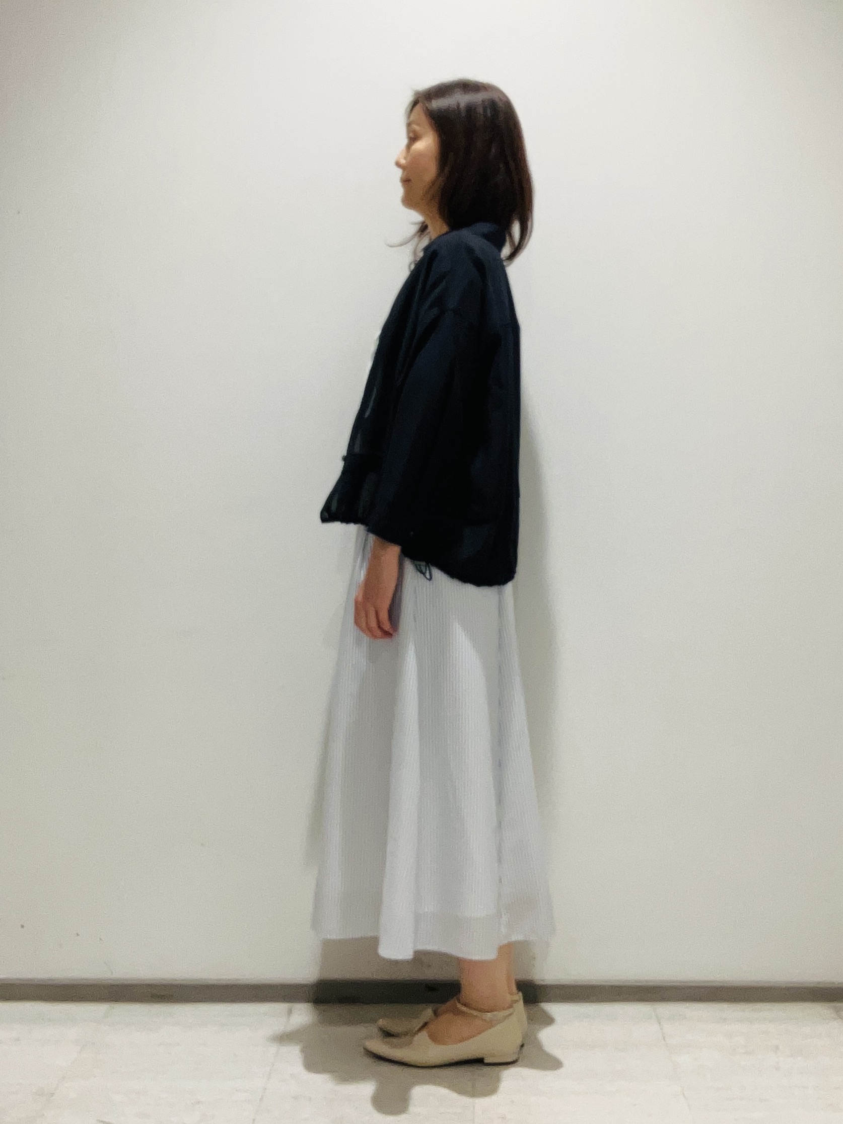 fujiさんの「INDIVI｜【接触冷感／洗える／2WAY】ドロスト付 シアーシャンブレーシャツ」を使ったコーディネート