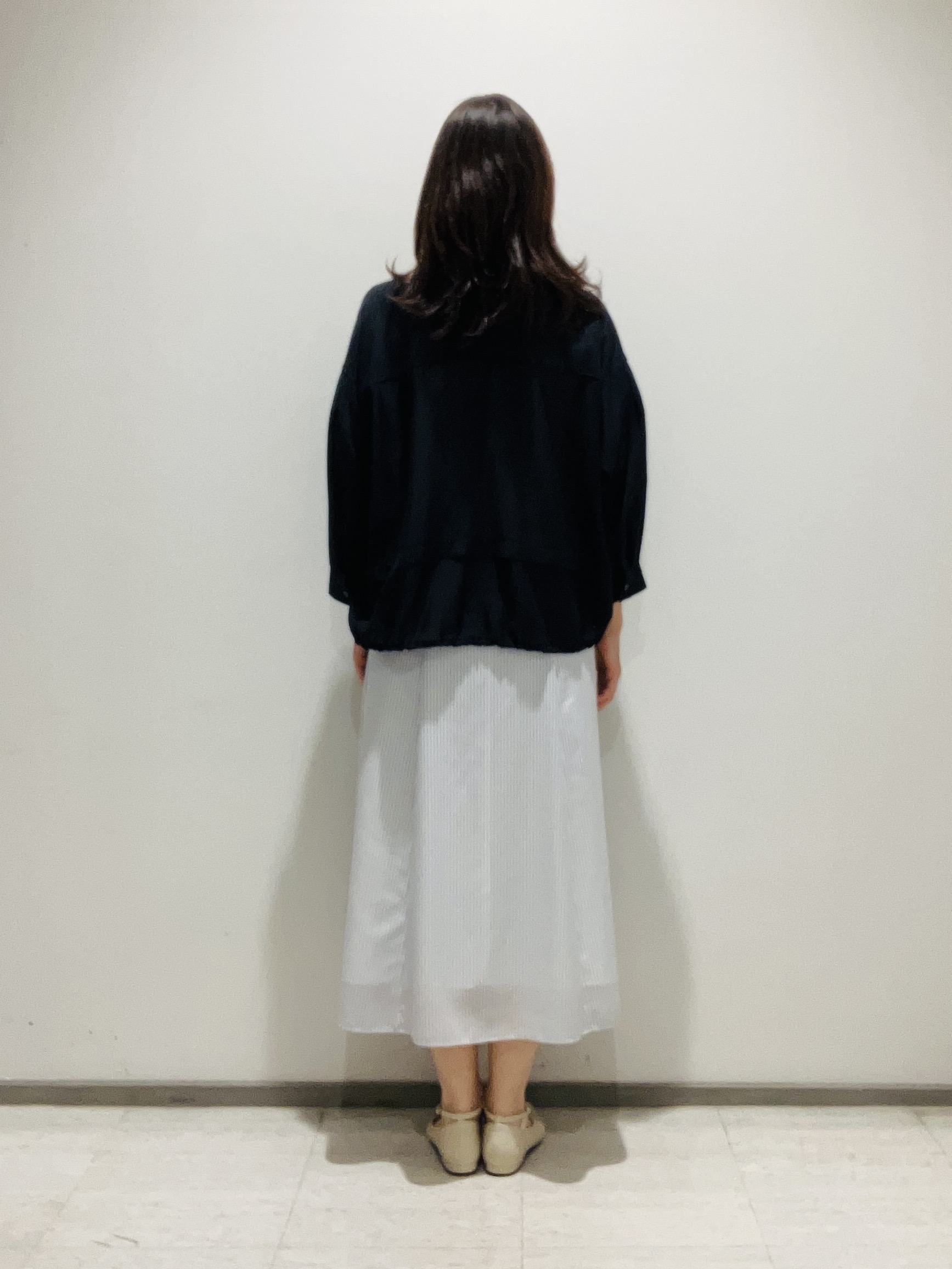 fujiさんの「INDIVI｜【接触冷感／洗える／2WAY】ドロスト付 シアーシャンブレーシャツ」を使ったコーディネート