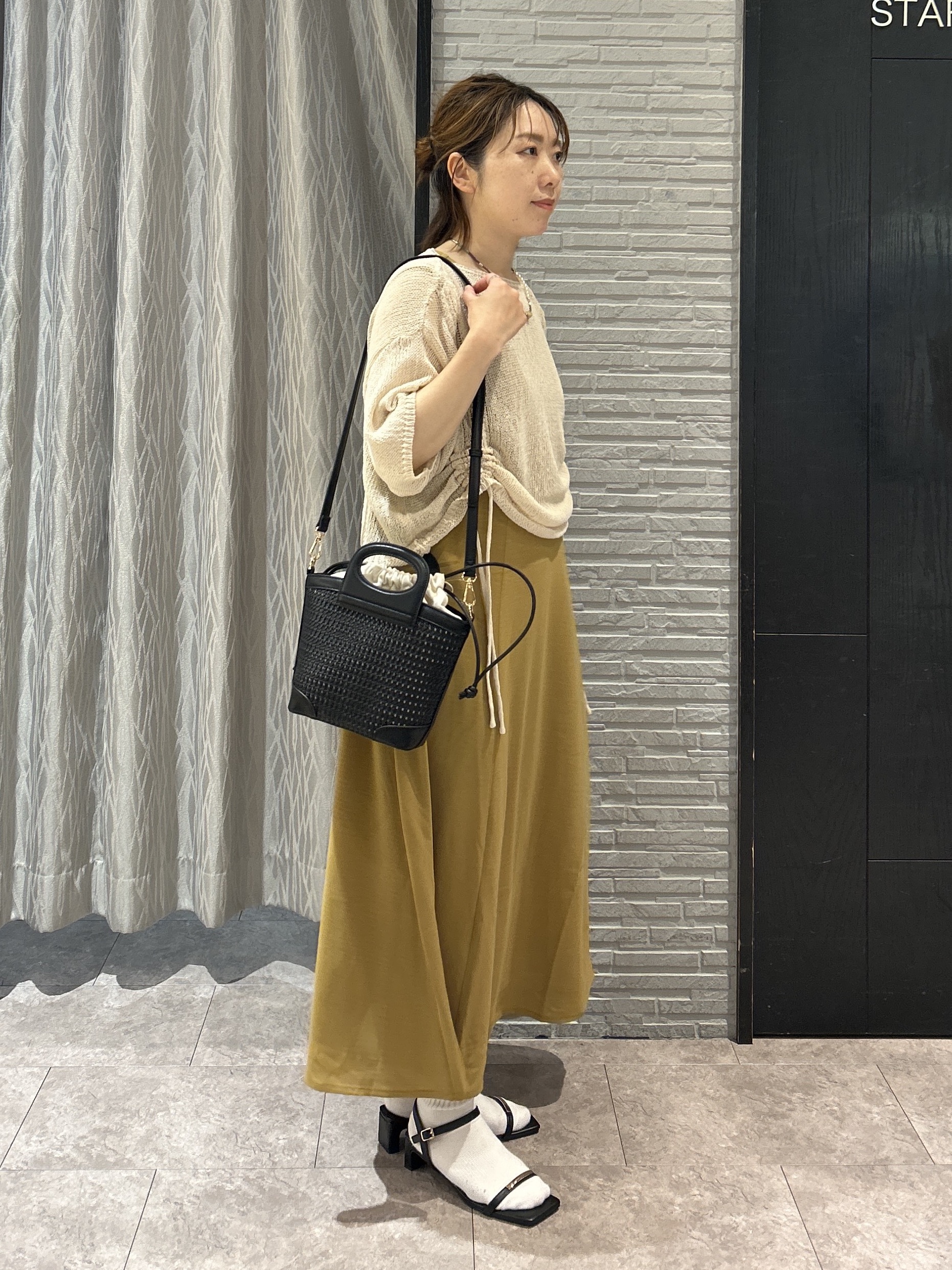 ga_riさんの「THE SHOP TK｜軽やかなレイヤードスタイルに ドロストメッシュニット」を使ったコーディネート
