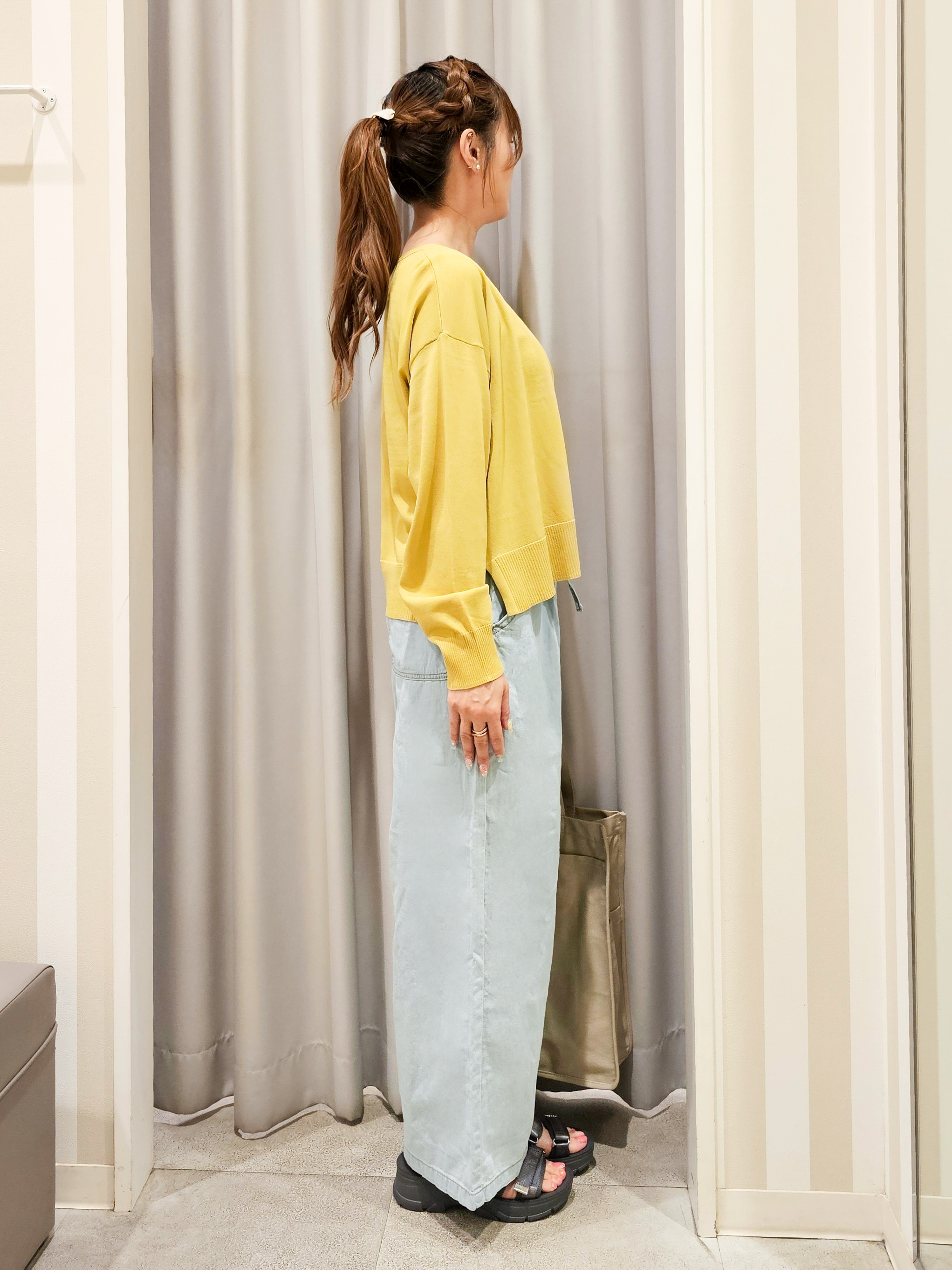 ゆゆさんの「SHOO･LA･RUE｜【洗濯機可/ひんやり/UV】さらっとしたタッチが心地よい ショート丈 Vネックカーディガン」を使ったコーディネート